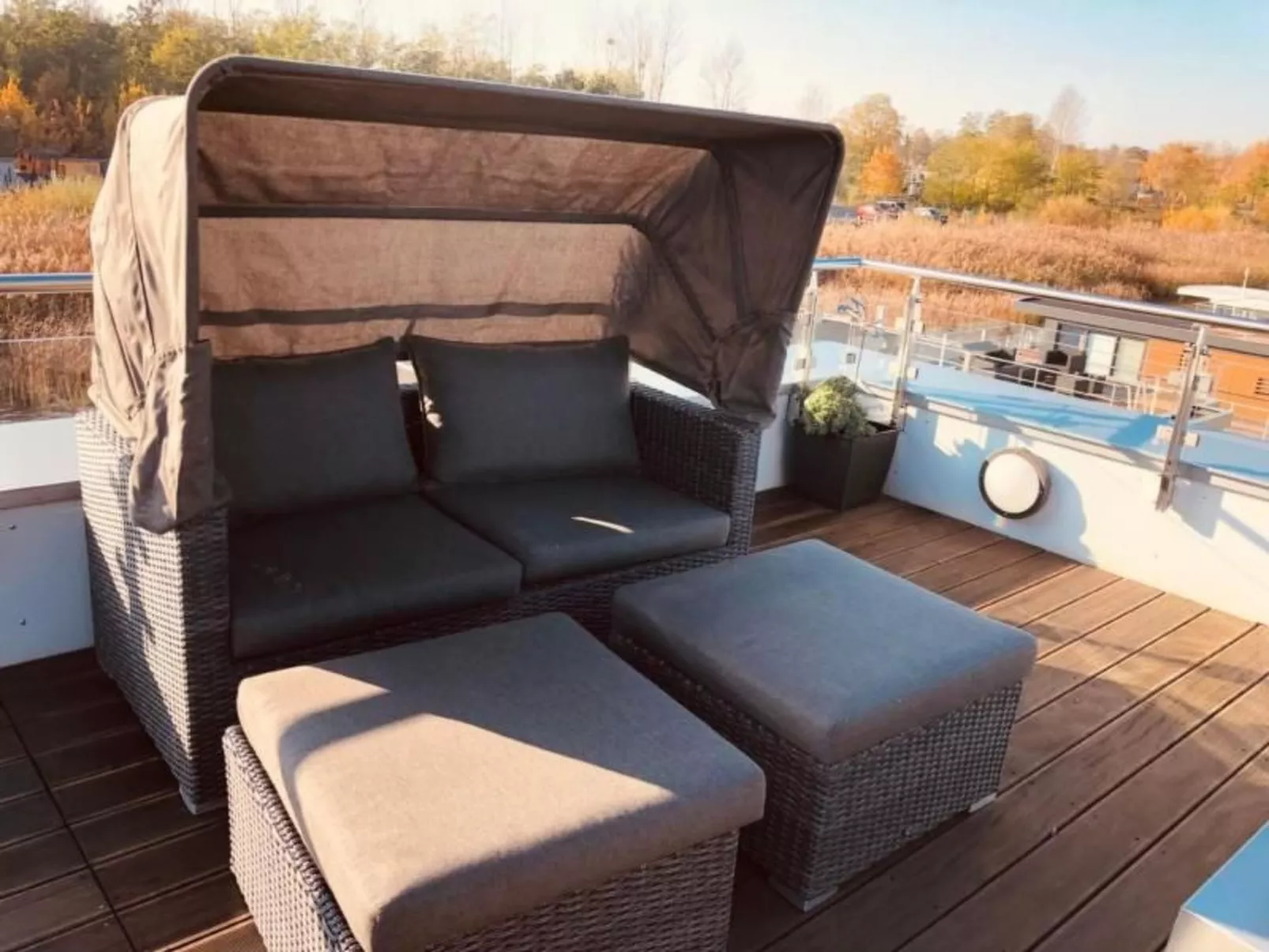 Schwimmendes Haus Elandi-Drinnen