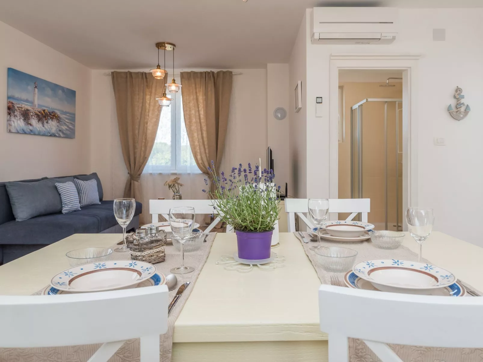 "Ivana" mit Blick auf das Wasser-Drinnen