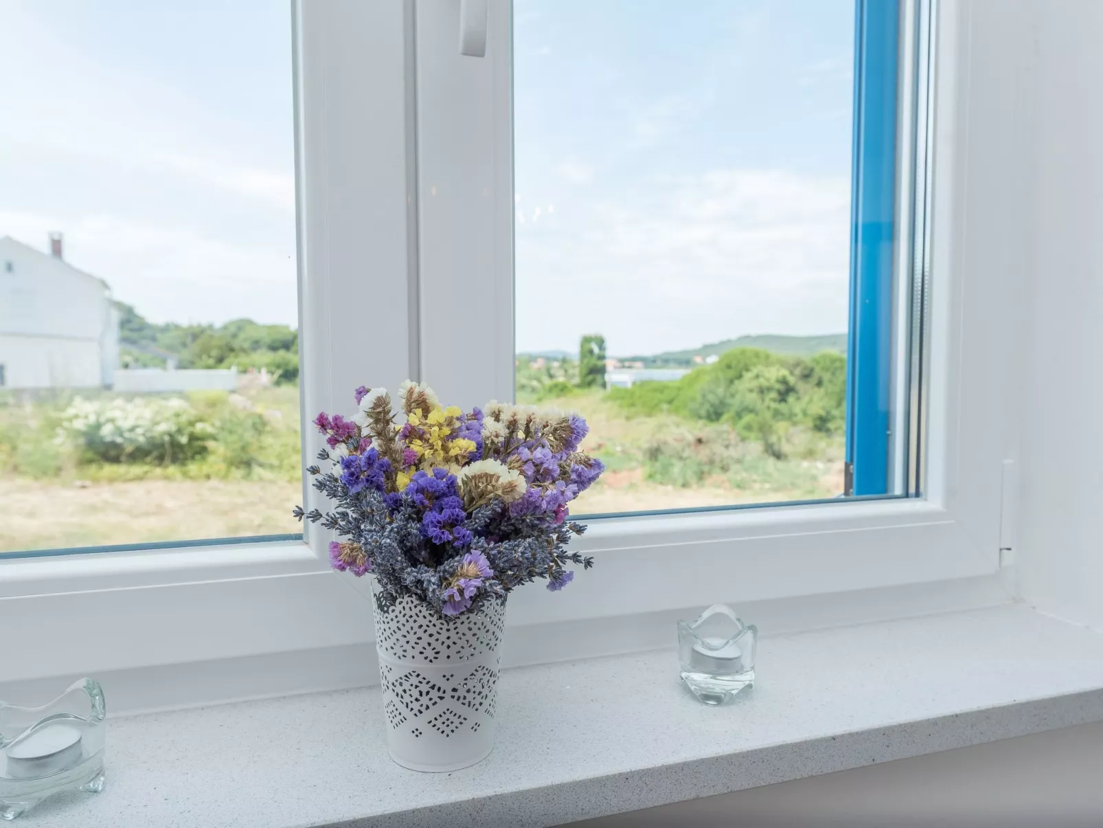 "Ena" mit Blick auf das Wasser-Draußen