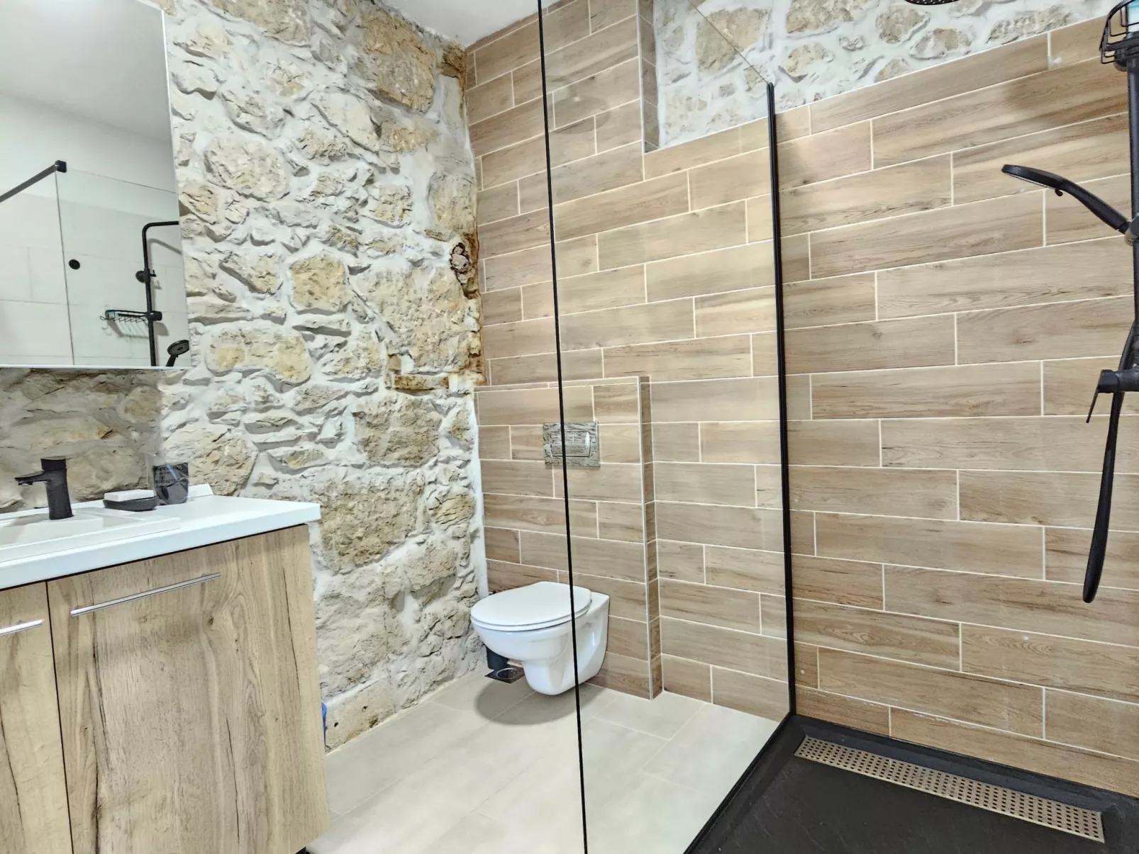 Steinhaus mit privatem Außenpool-Drinnen