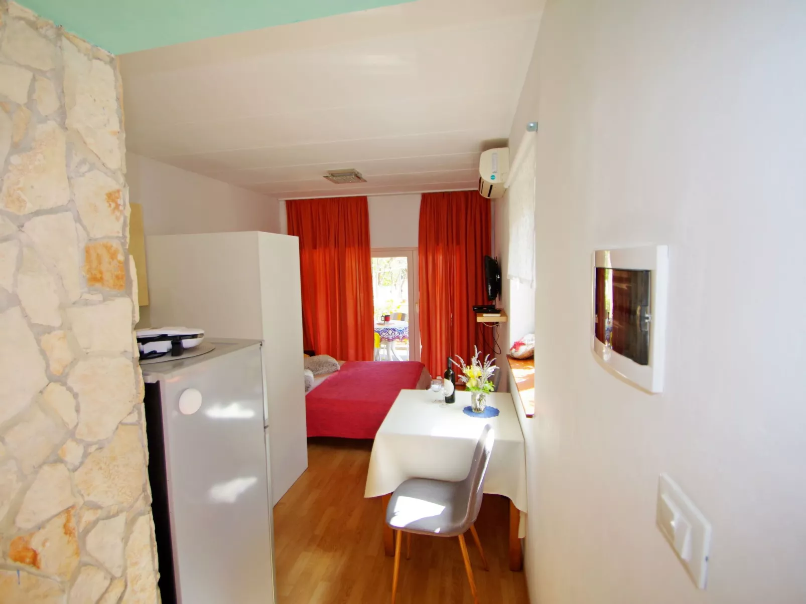 Studio "Goga" mit Terrasse, 800 m vom Strand entfernt-Drinnen