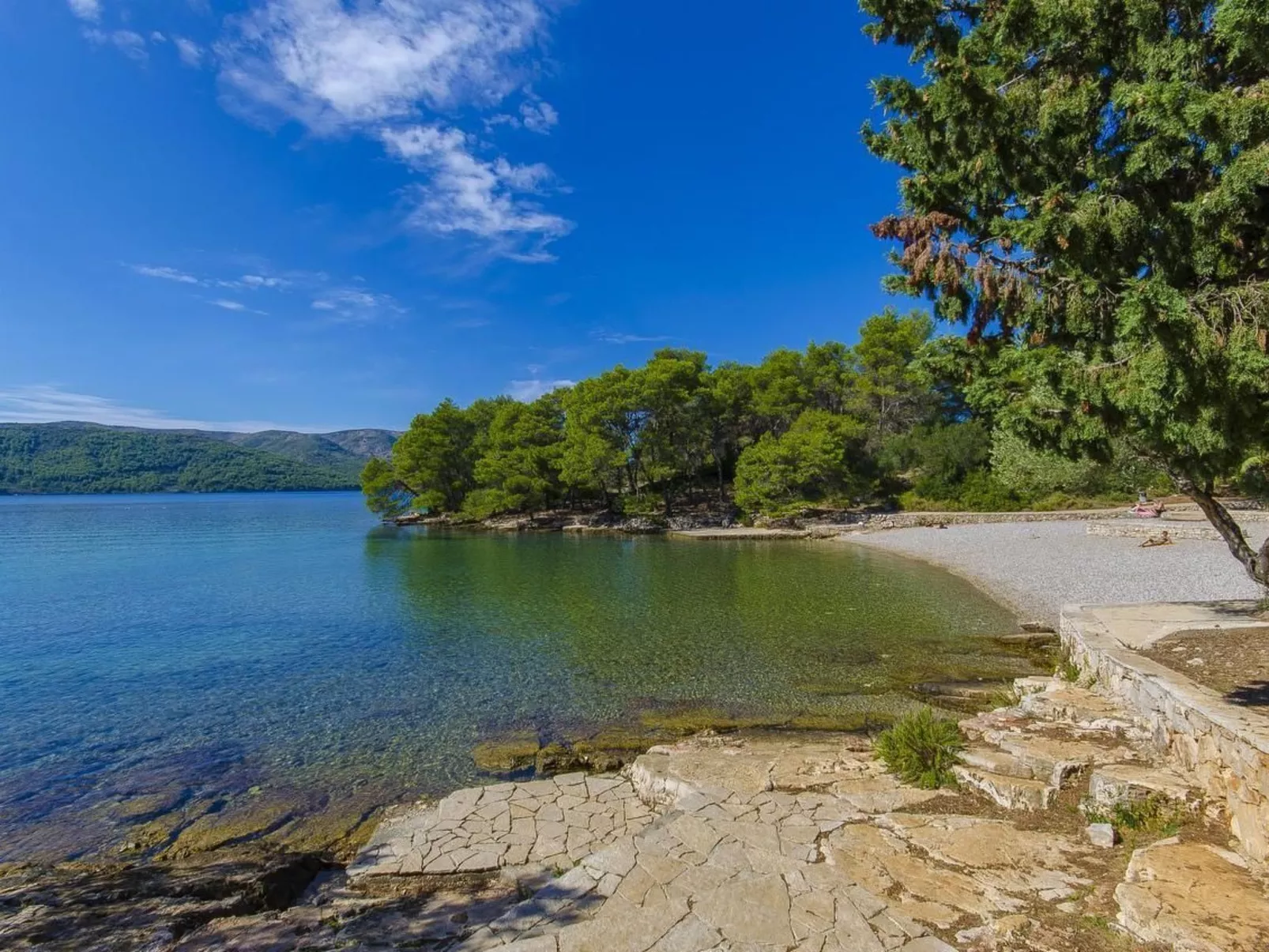 Tihana mit mediterranem Garten-Outside