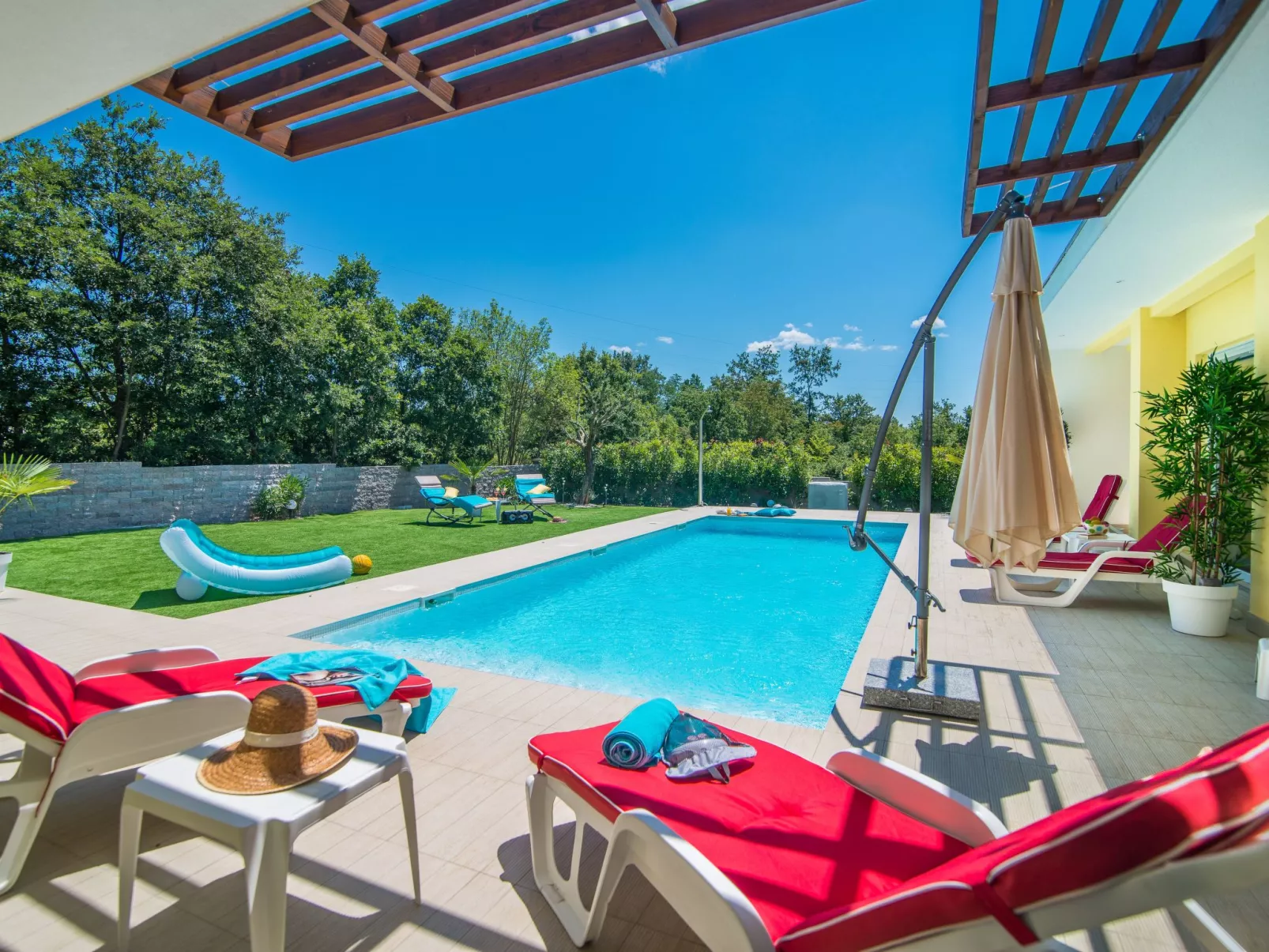 Mit Privatpool für 6 Personen-Outside