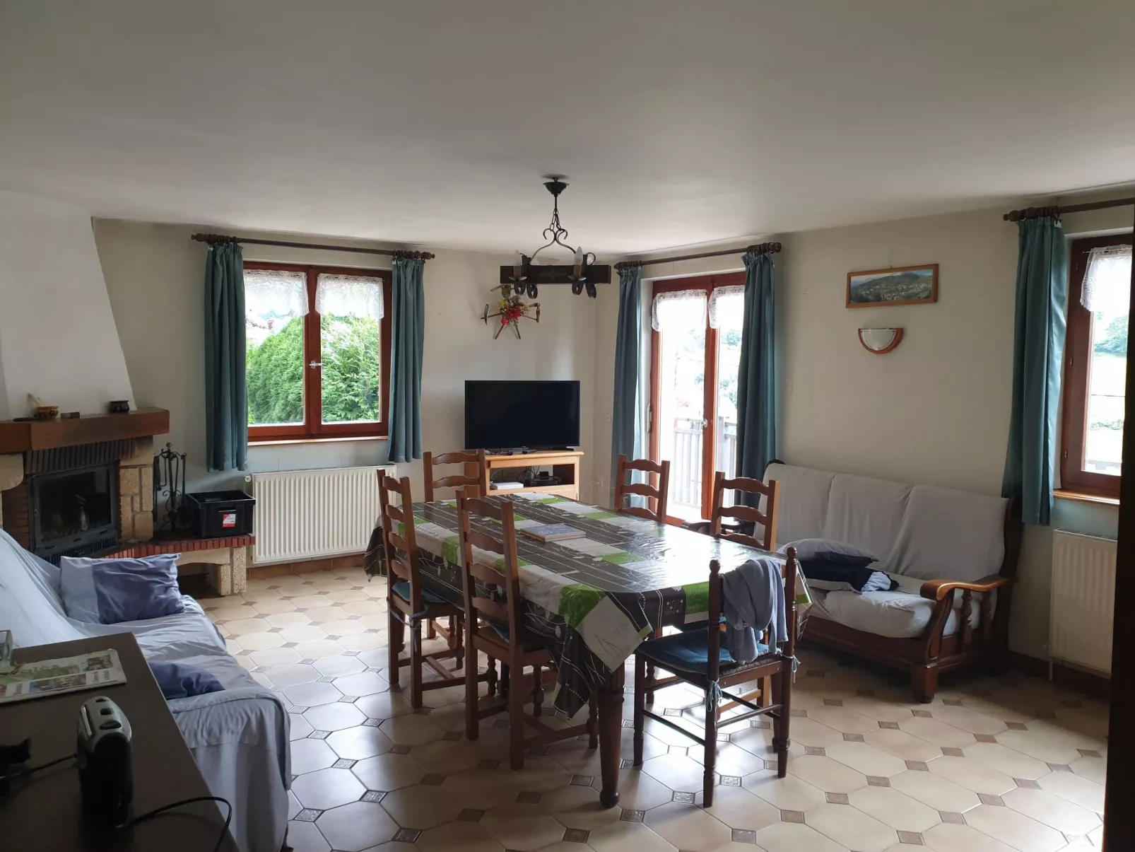 Mit Balkon, Garten und Talblick-Drinnen