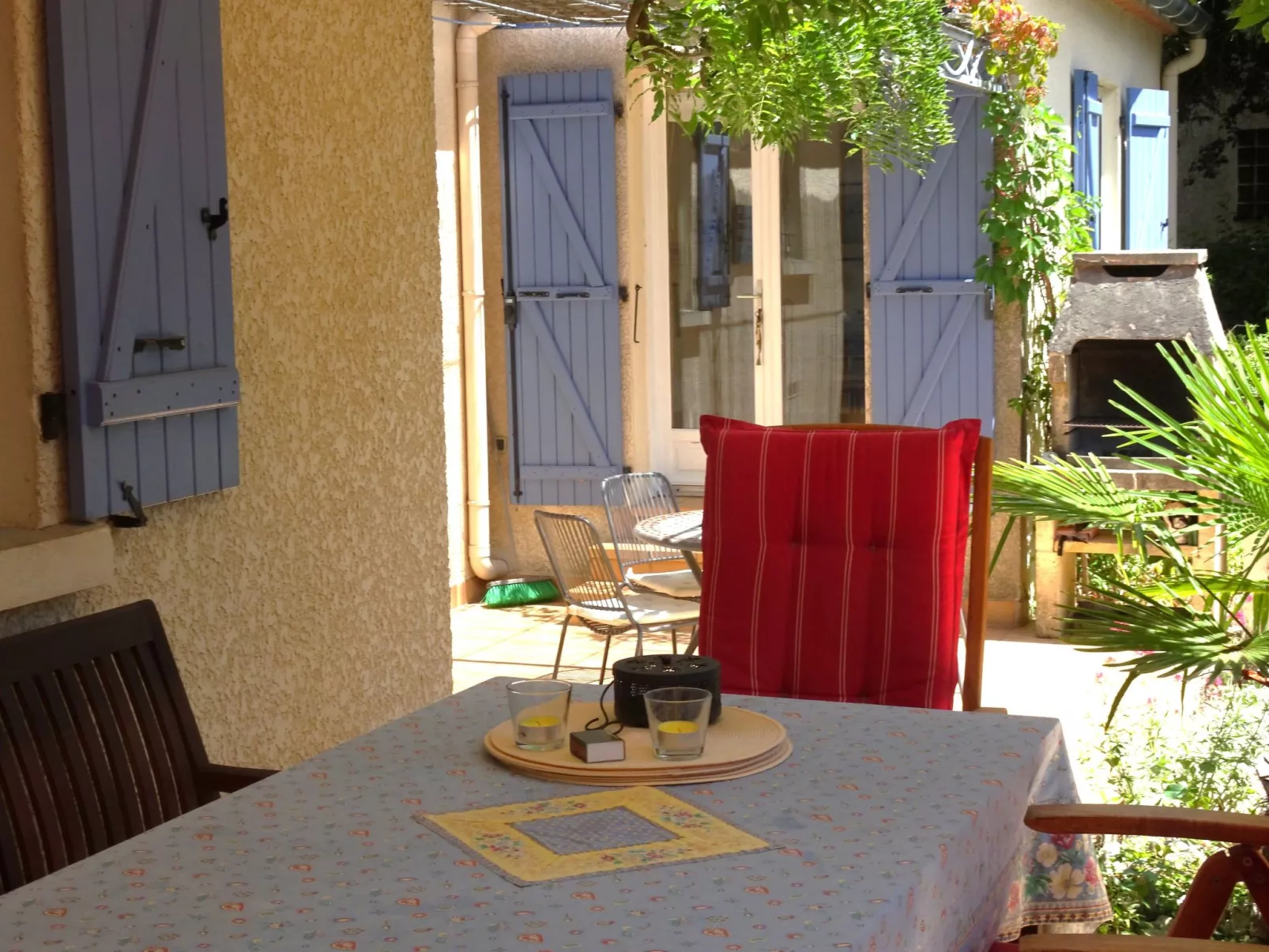 À l'abri du Mistral-Dehors