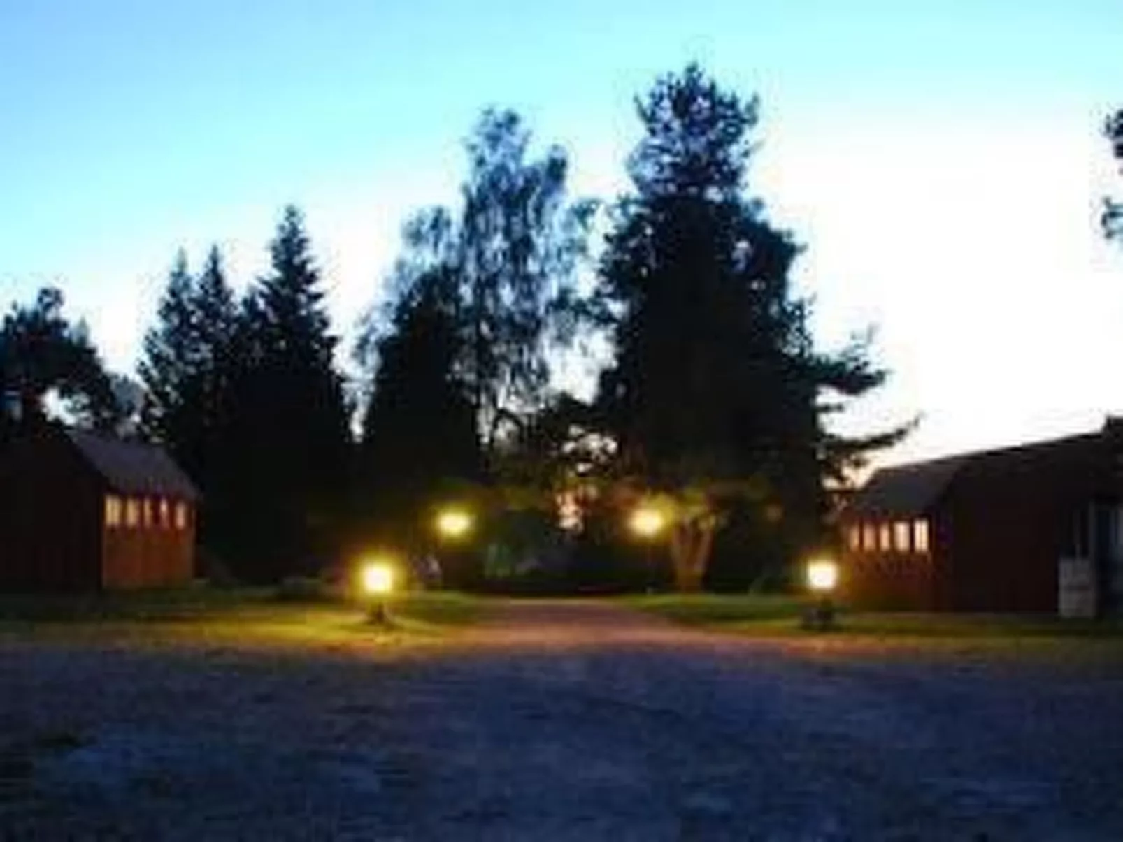 Charmantes Ferienhaus mit gemeinsamem Grill-Draußen