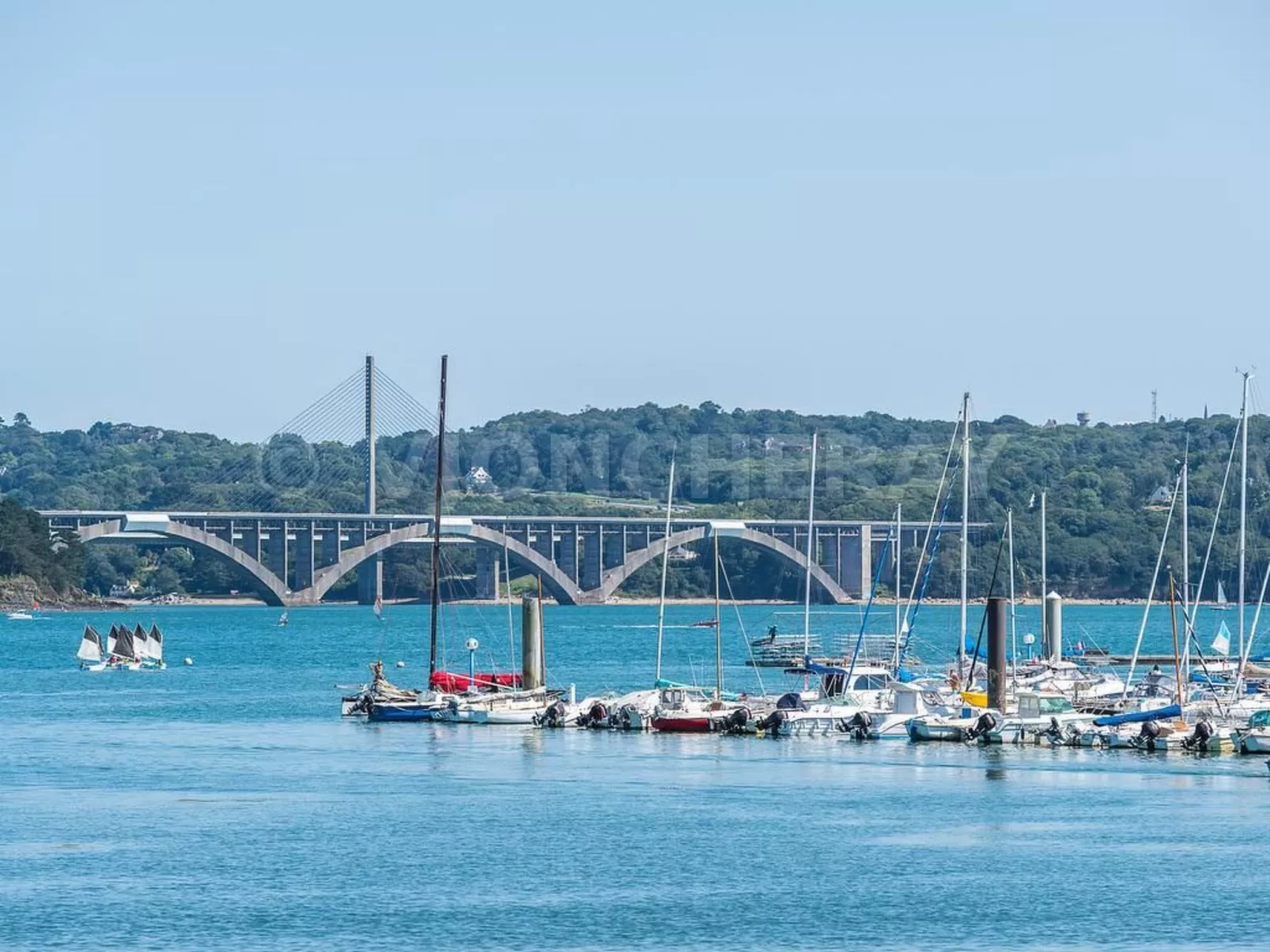 Großes Familienhaus mit schön angelegtem Garten-Dehors