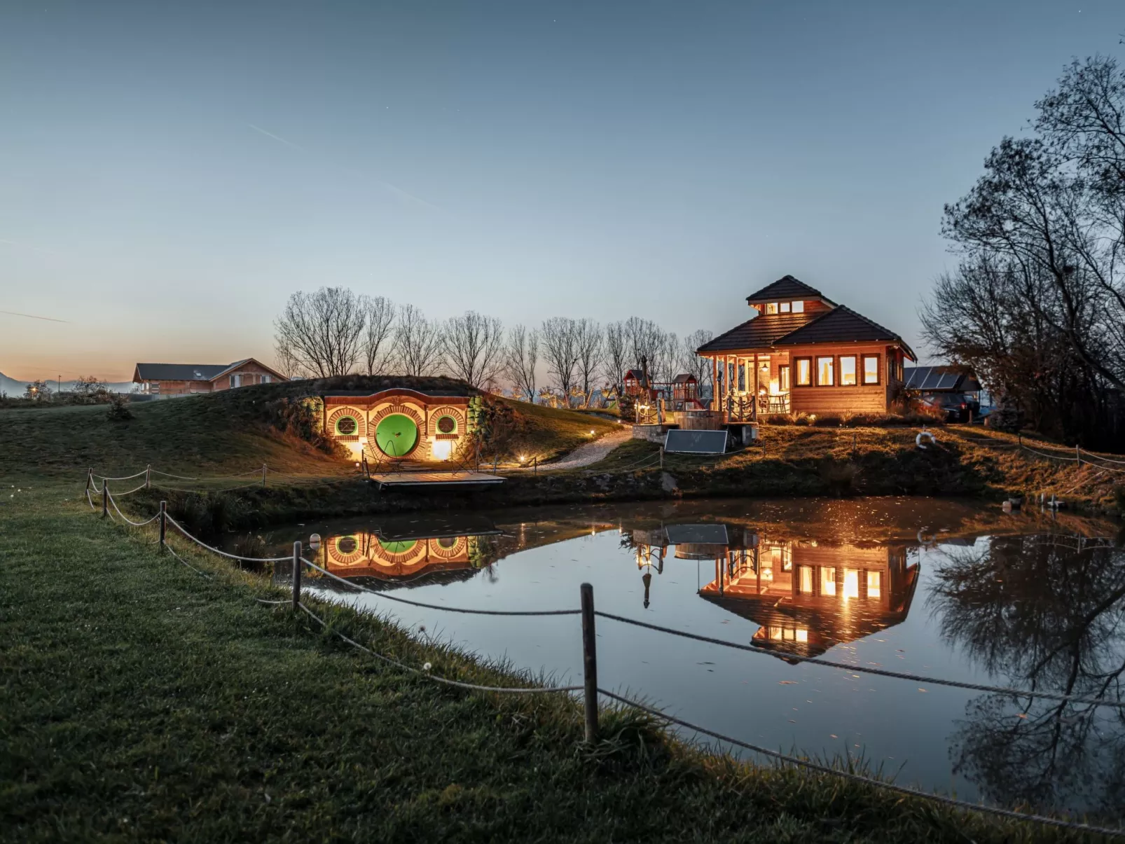 Kleines Haus mit Werkstatt-Outside