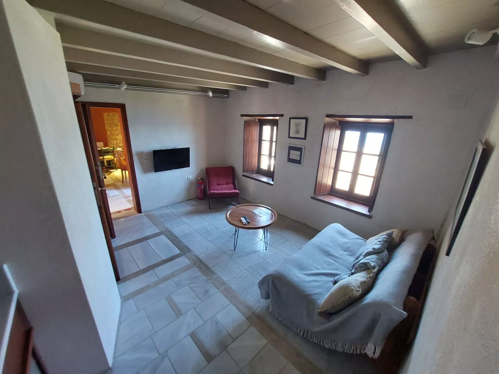 "Goulas" mit Blick auf das Wasser-Drinnen