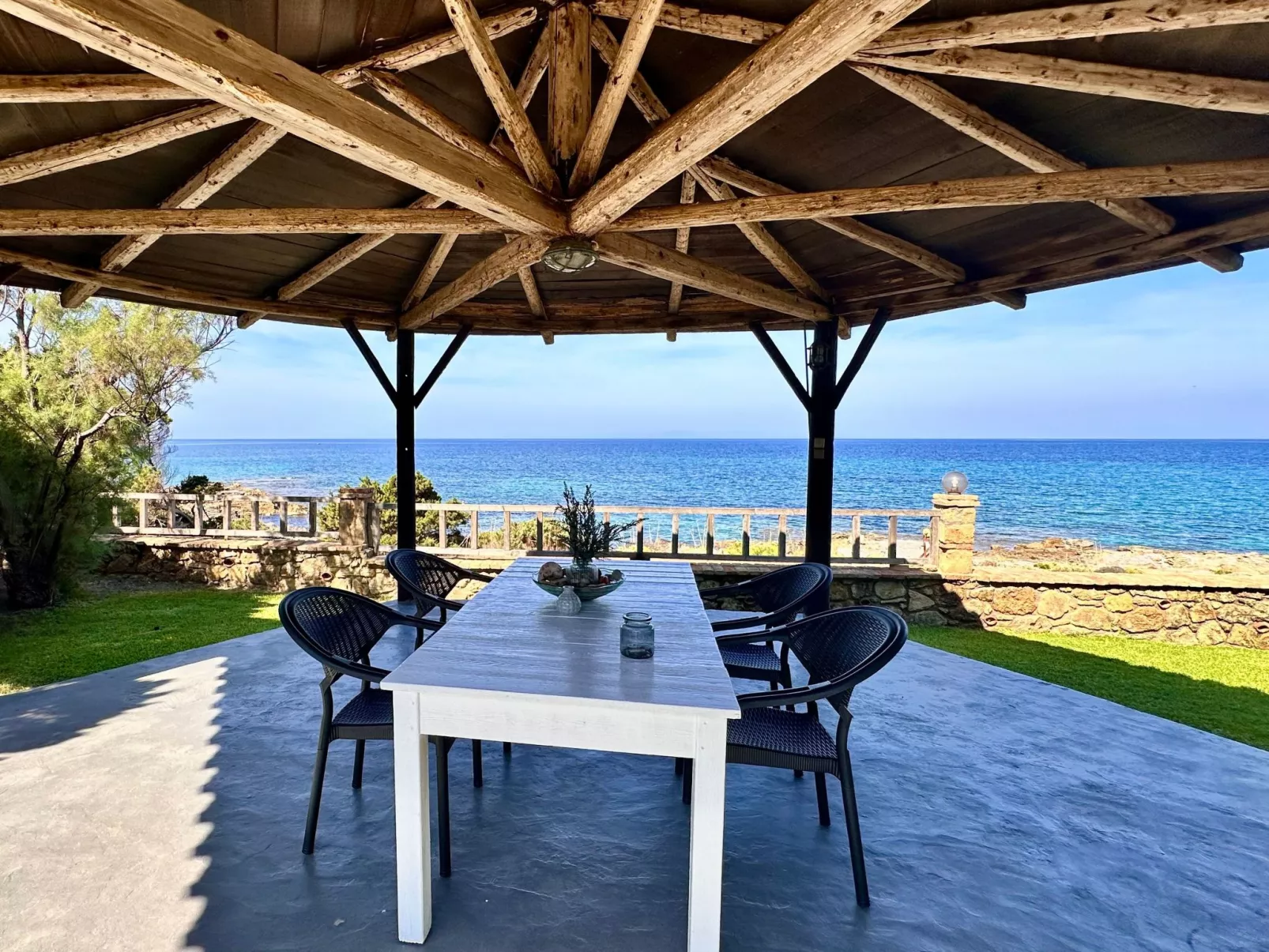 Familienrückzug mit Meerblick in den Genari Apartments-Dehors