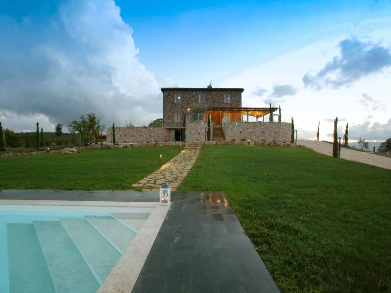 Villa mit Infinity-Pool-Outside