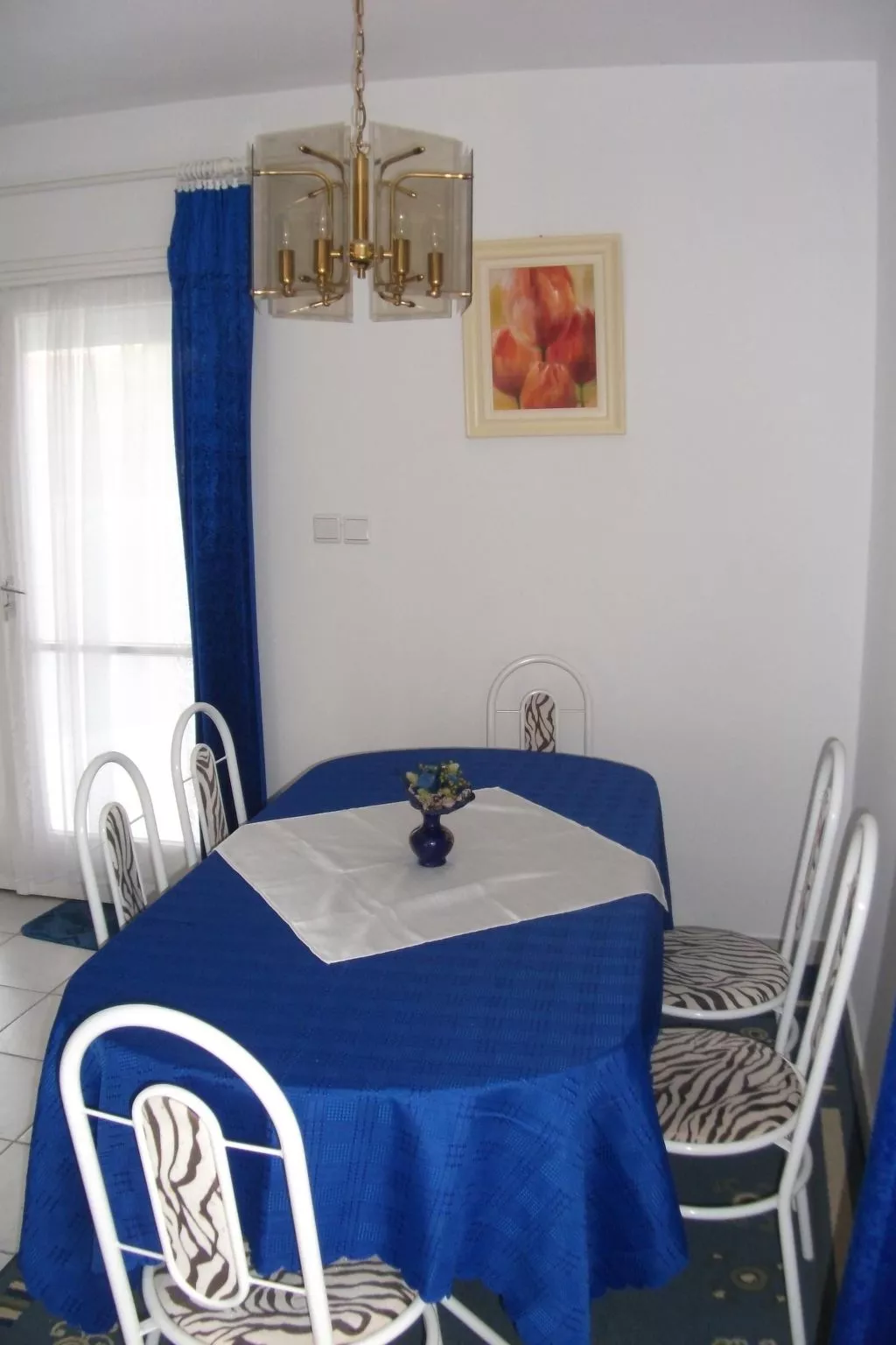 Mit Terrassen, Balkonen sowie Parkplatz