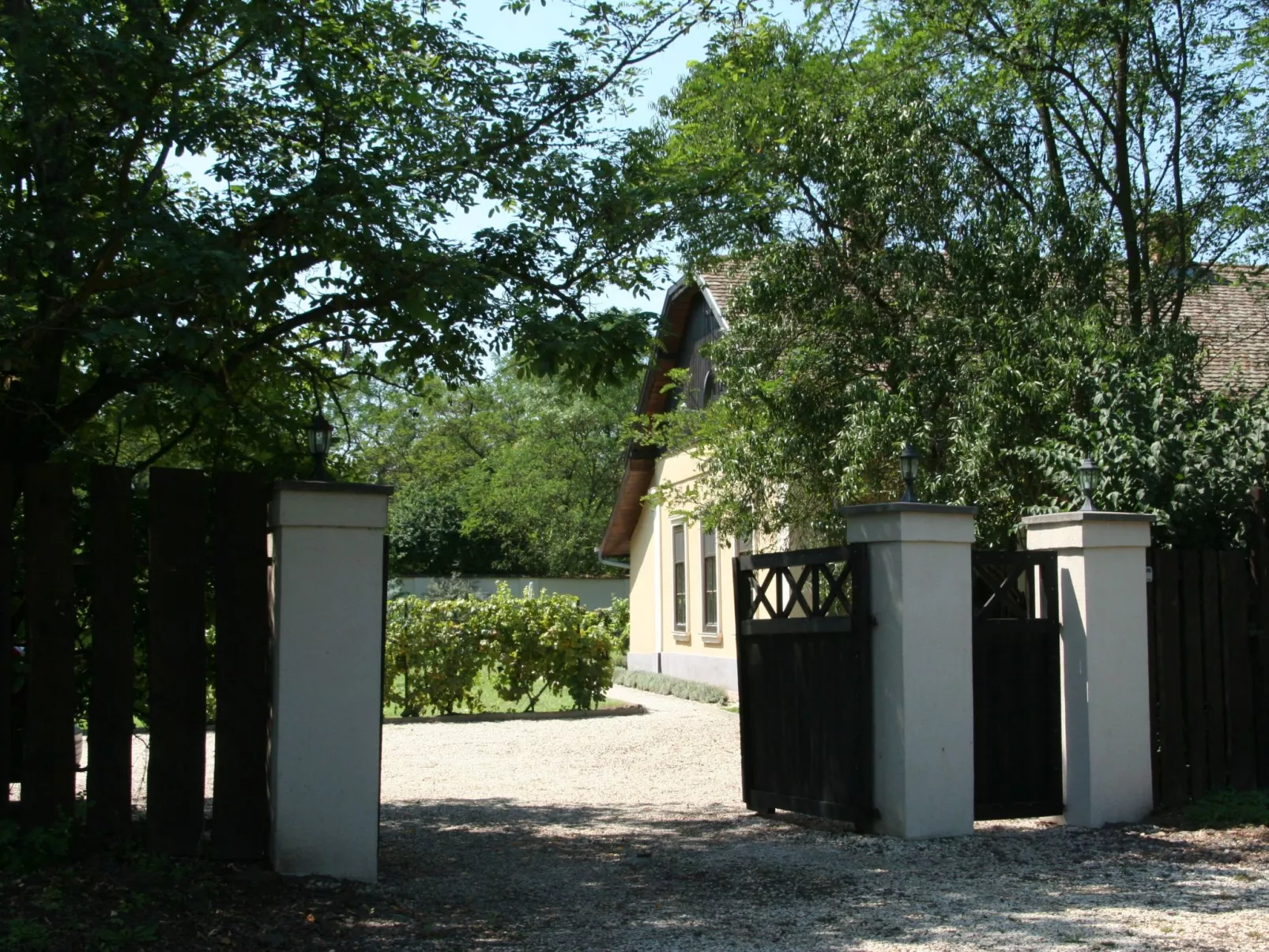 Hütte mit Garten, Grill und Terrasse-Image-tags.info