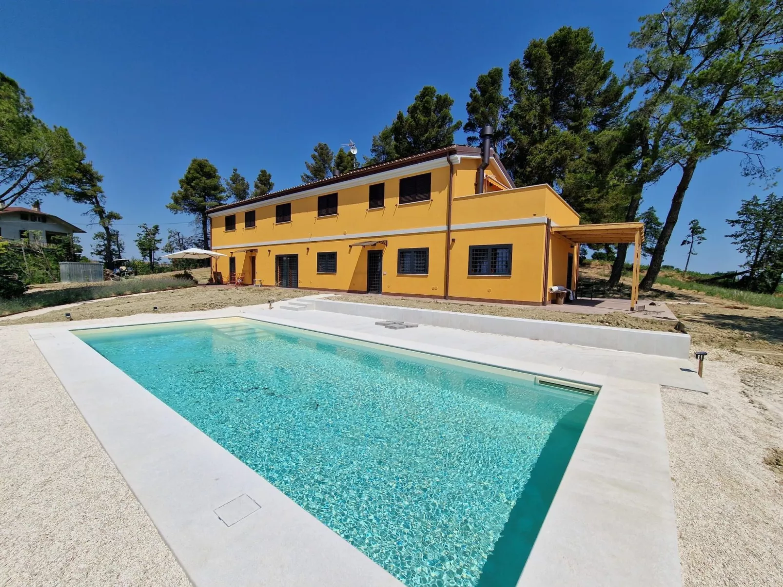Haus mit Terrasse mit Aussicht und Gemeinschaftspool-Outside