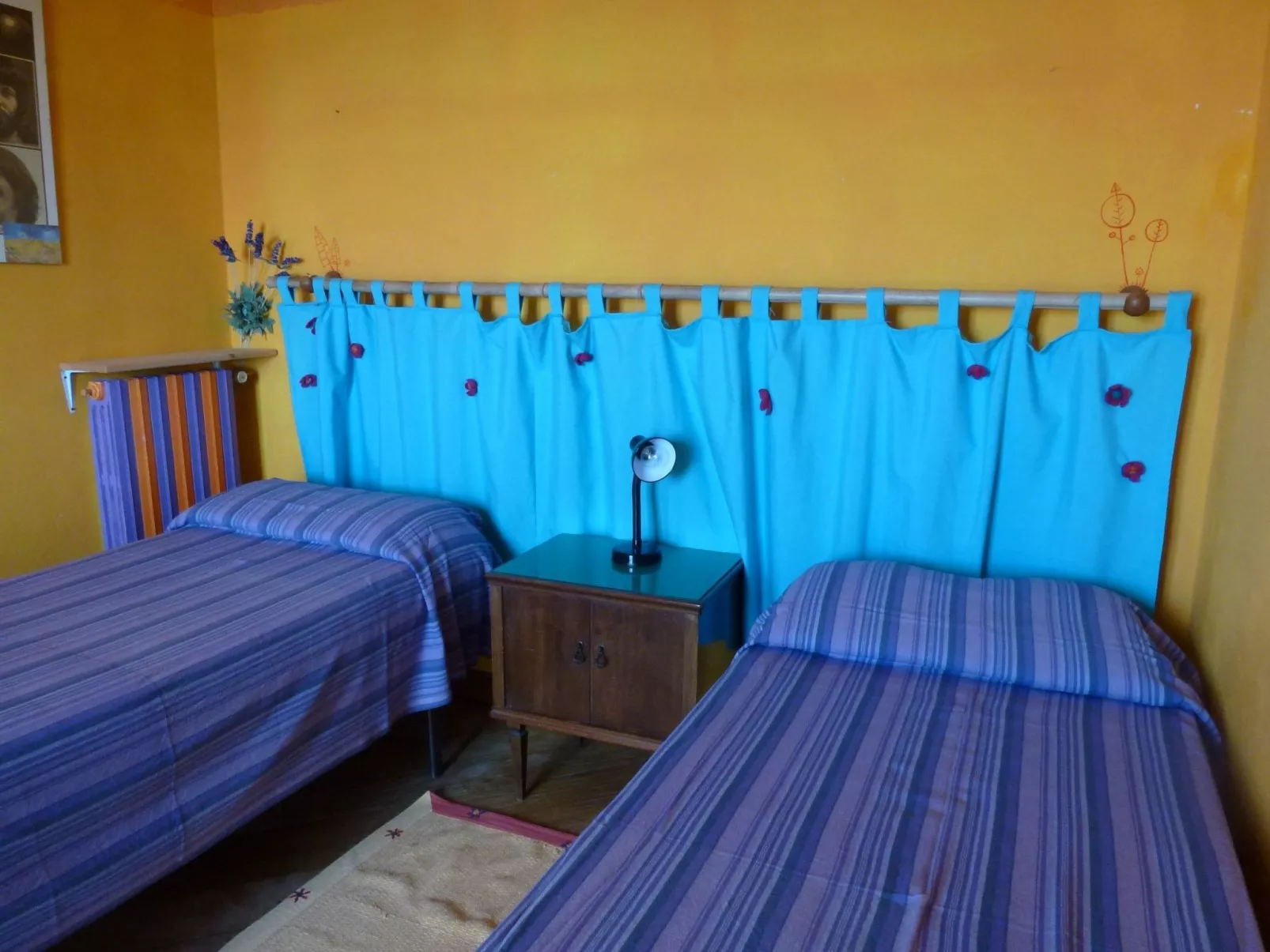 Mit Blick auf das Wasser-Dedans