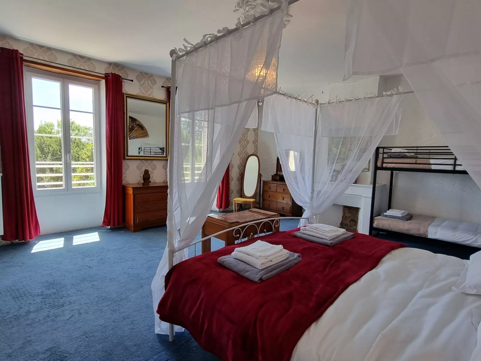 8-Zimmer-Schloss mit Pool und eigenem Park-Dedans