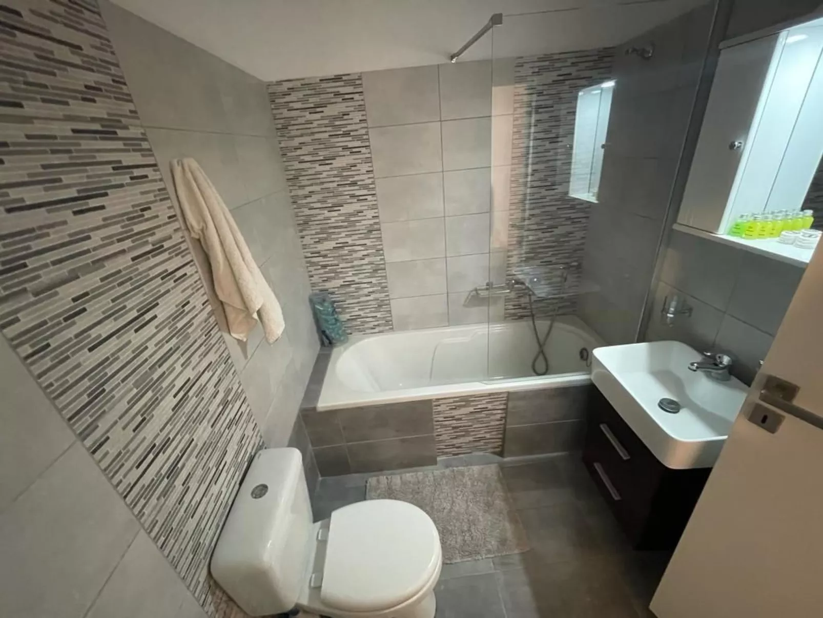 Charmantes Ferienhaus in Ia mit Privater Terrasse-Inside