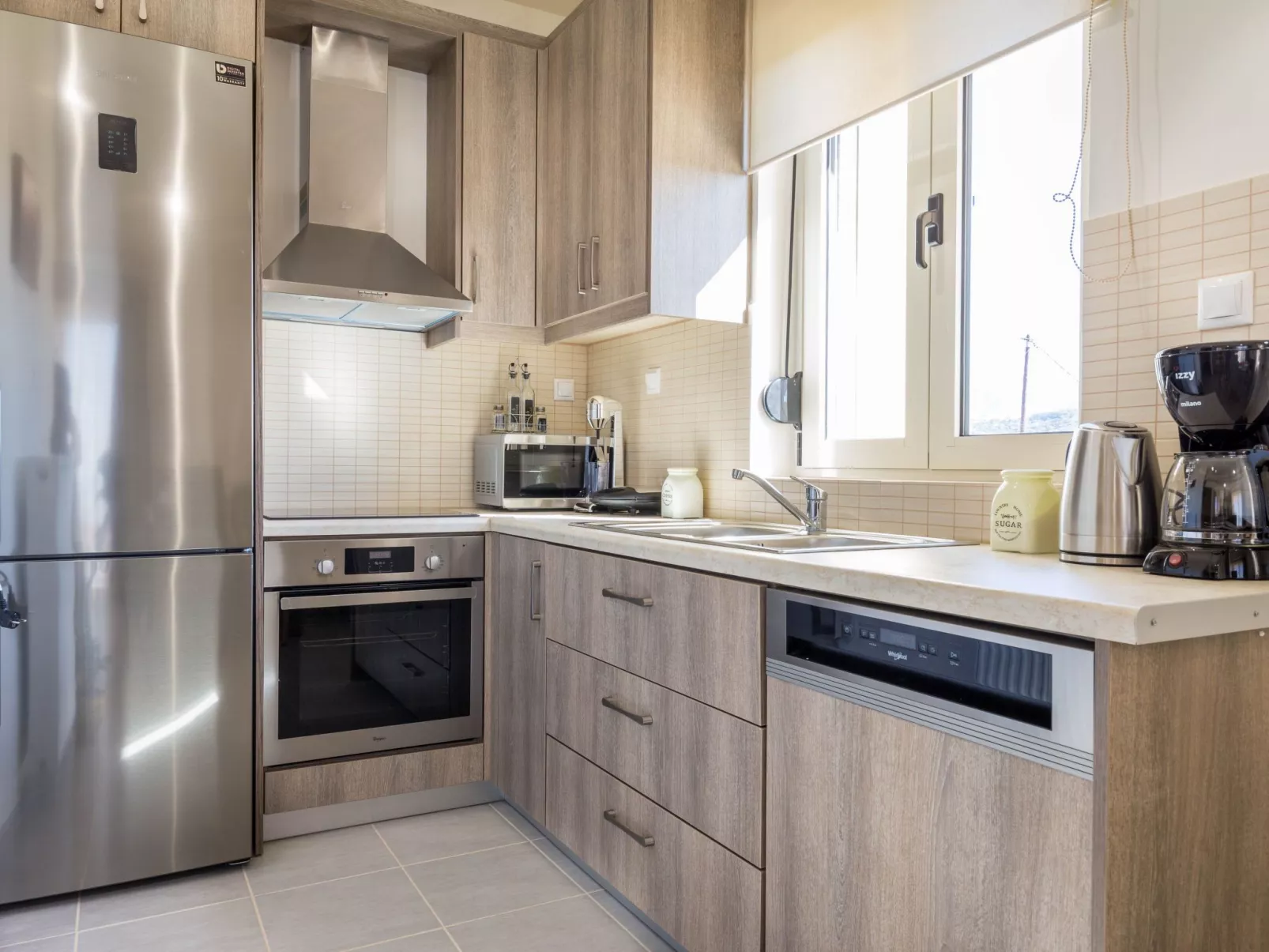 Küstenvilla mit Pool in der Nähe eines ruhigen Sandstrandes-Drinnen