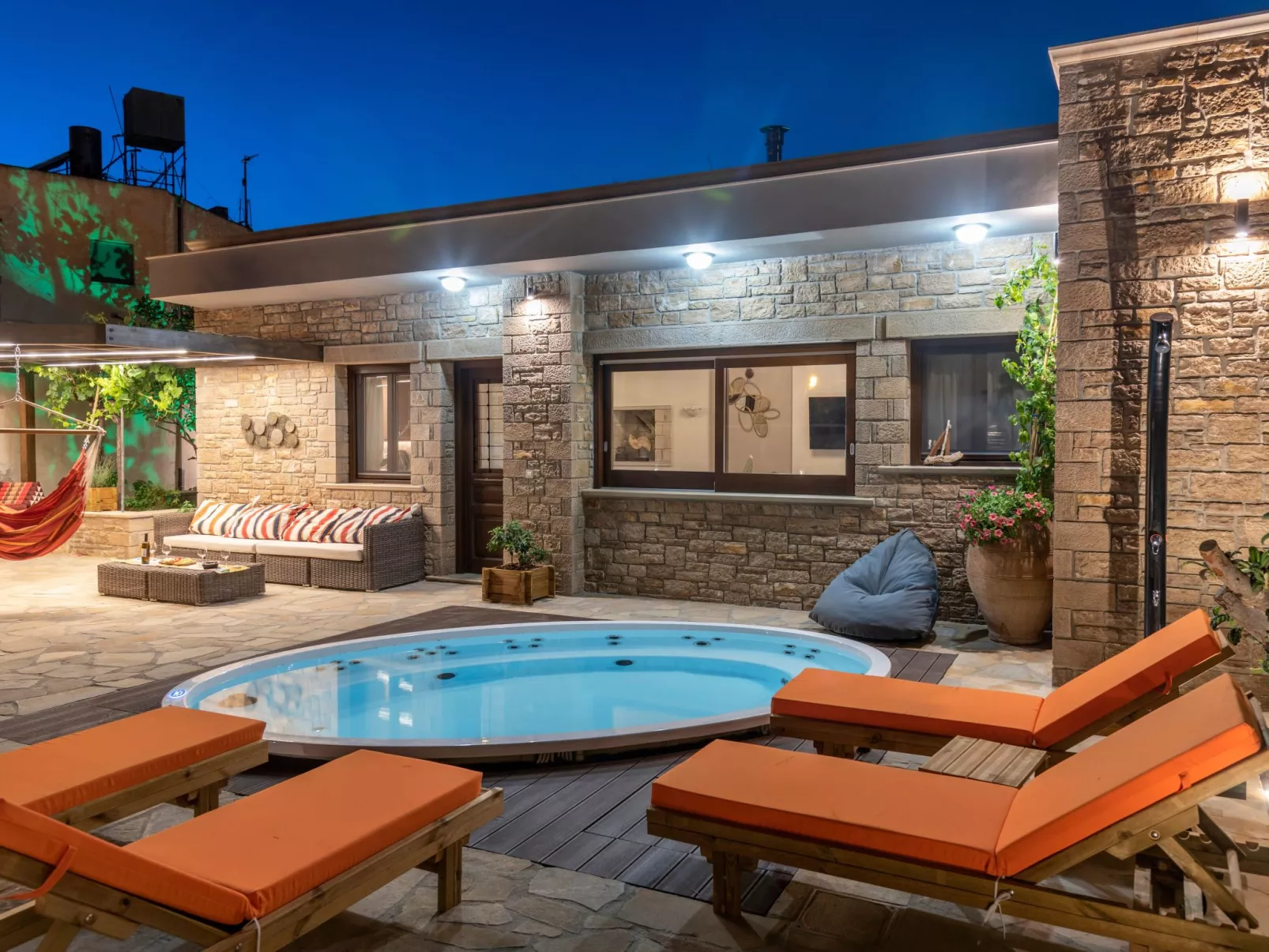 Luxuriöser Villenkomplex mit 14-16 Schlafzimmern in Strandnähe-Inside