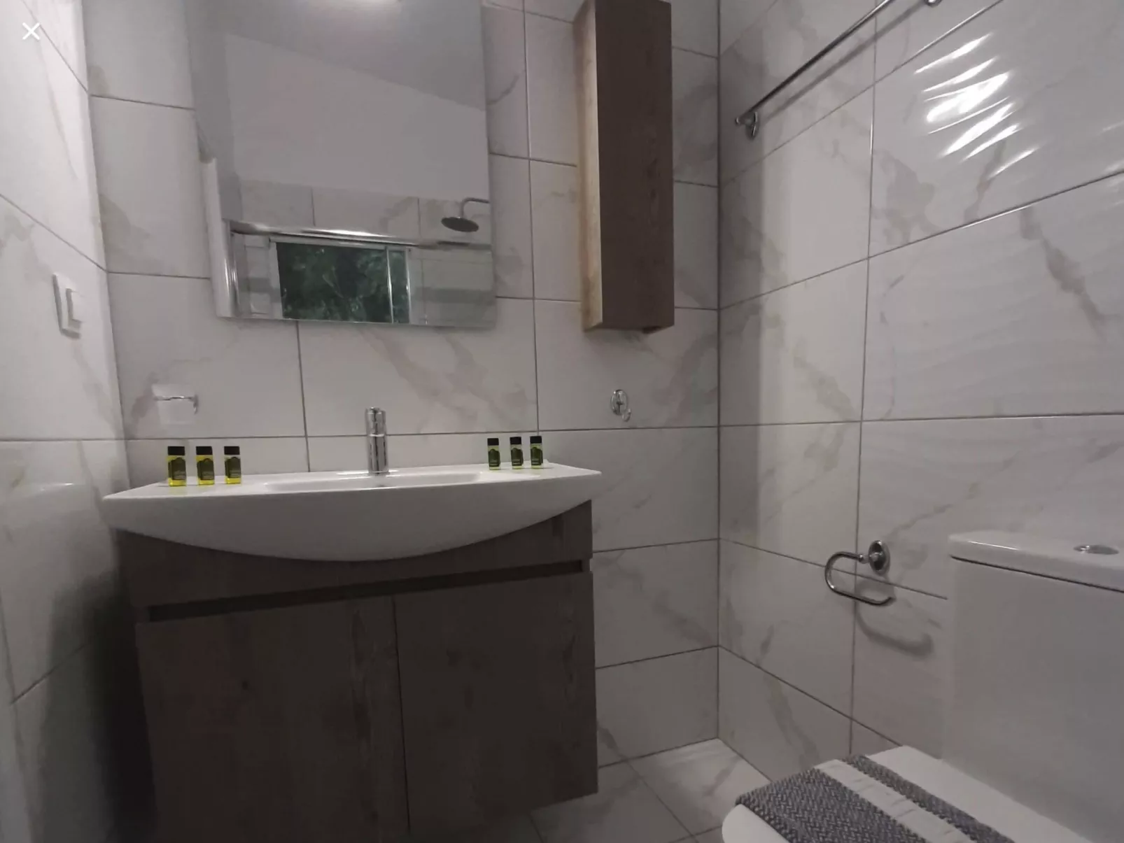 "Zeus" mit Infinity Pool-Drinnen