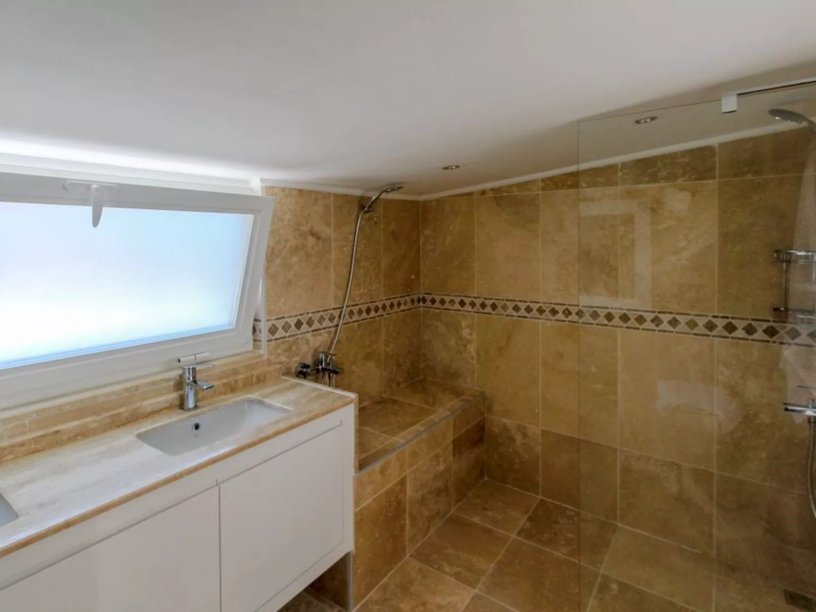 Luxuriöse Natursteinvilla "Ketchy"-Image-tags.info