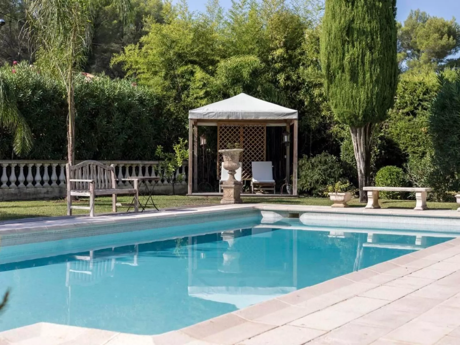 Villa mit privatem Pool und Fitnessraum-Outside