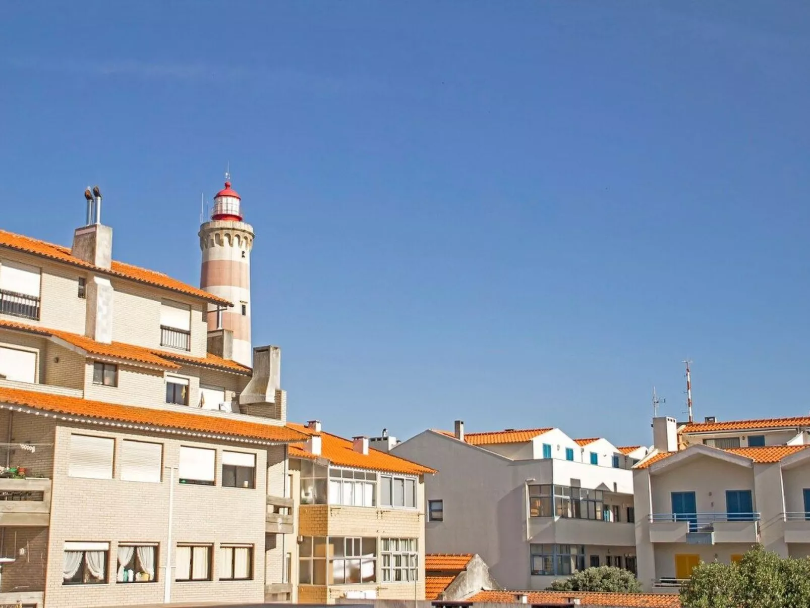 Haus der Scheinwerfer mit freier Garage-Outside