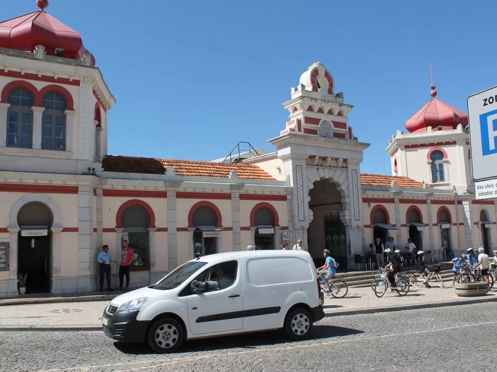 Ferienvilla mit Blick auf das Wasser-Image-tags.info