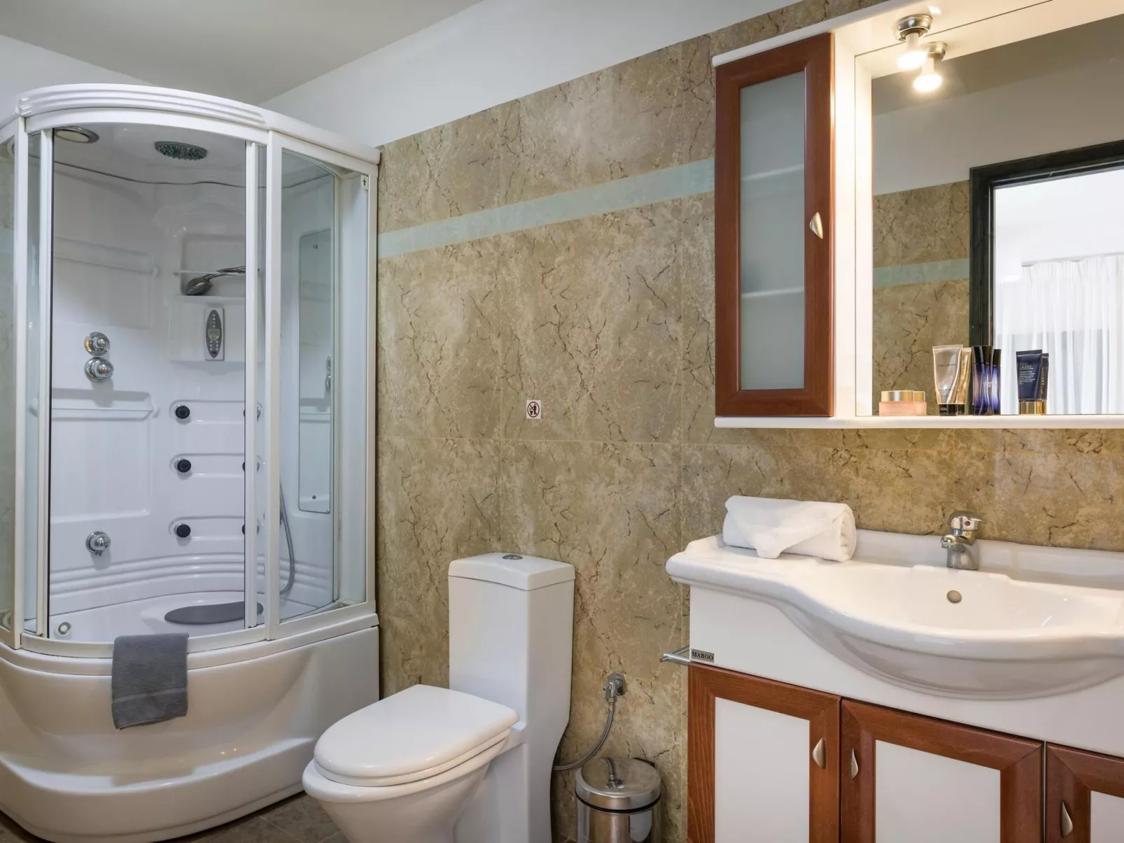 Luxuriöse Villa in Strandnähe mit Blick auf den privaten Pool-Dedans