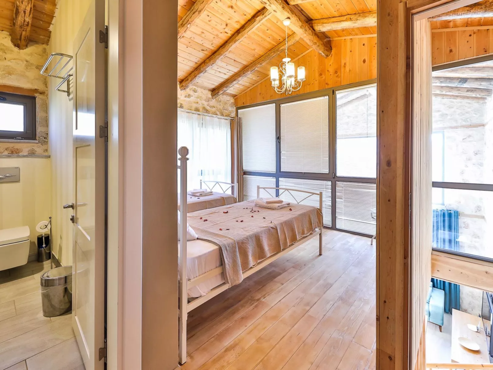 Traditionelles Natursteinhaus mit Sichtschutzpool-Inside