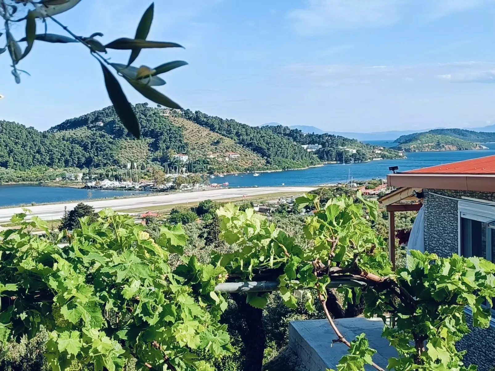 Berge und die ikonische Landebahn des Flughafens Skiathos