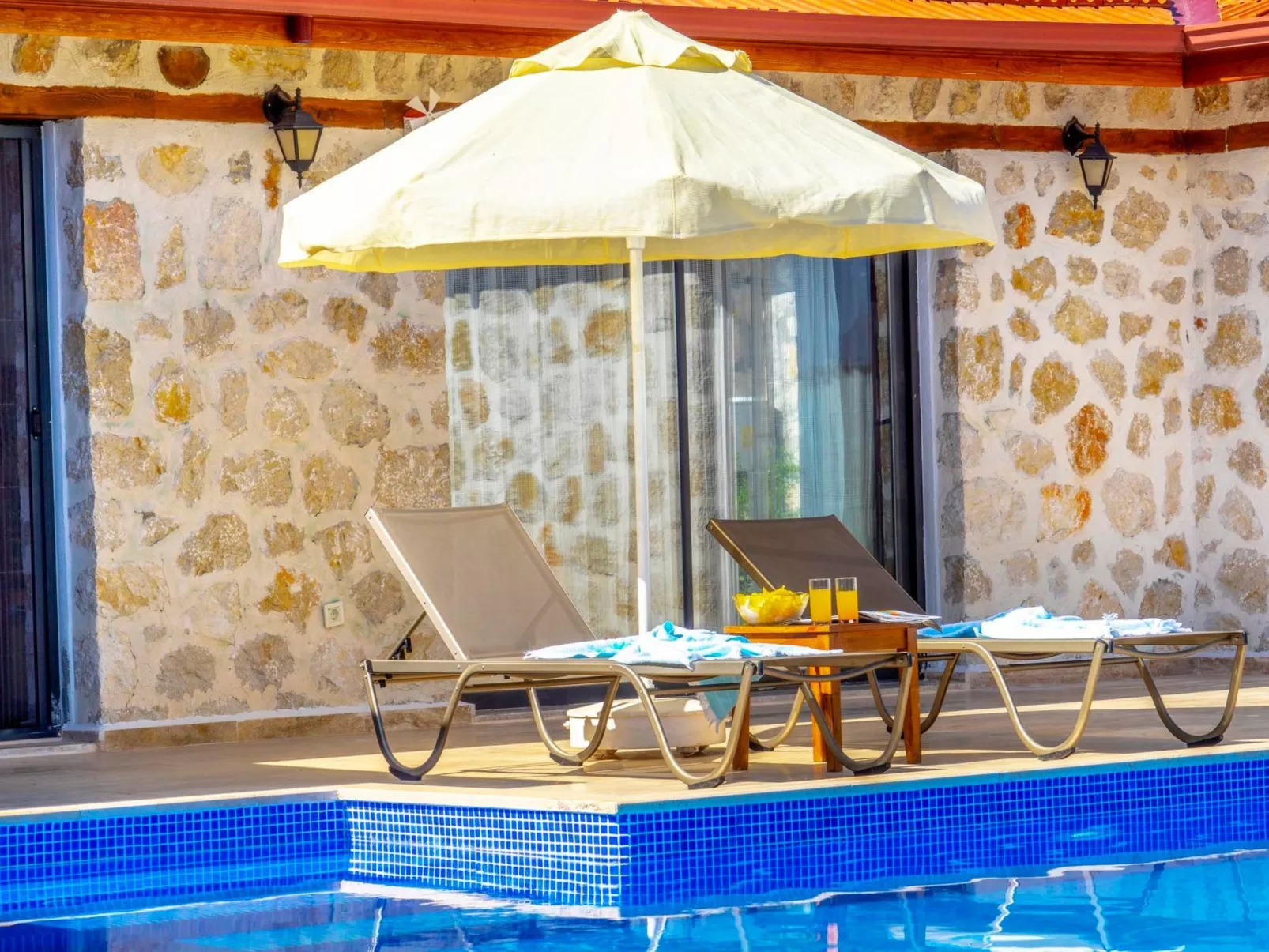 Rustikale Natursteinvilla mit Bergblick in Kalkan-Outside
