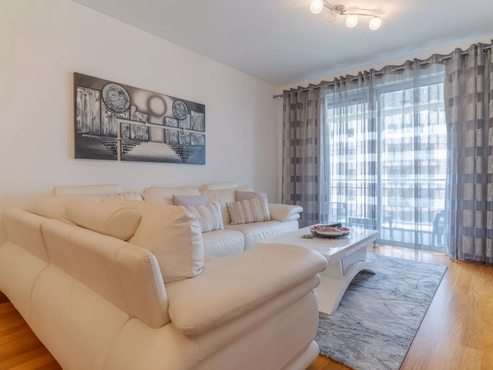 Mit gemeinschaftlichem Pool-Inside