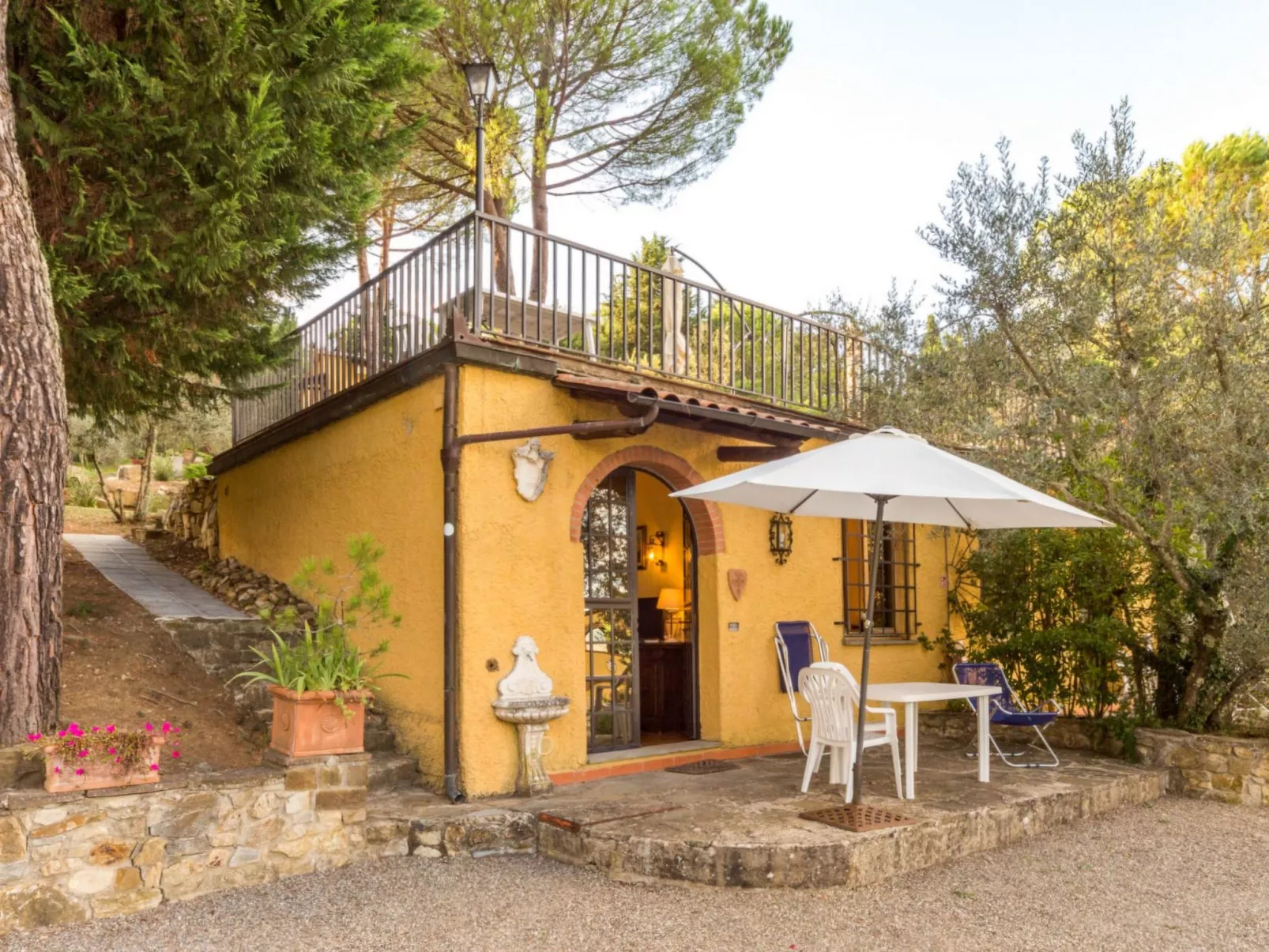 Komfortable Wohnung mit eigener Terrasse-Draußen