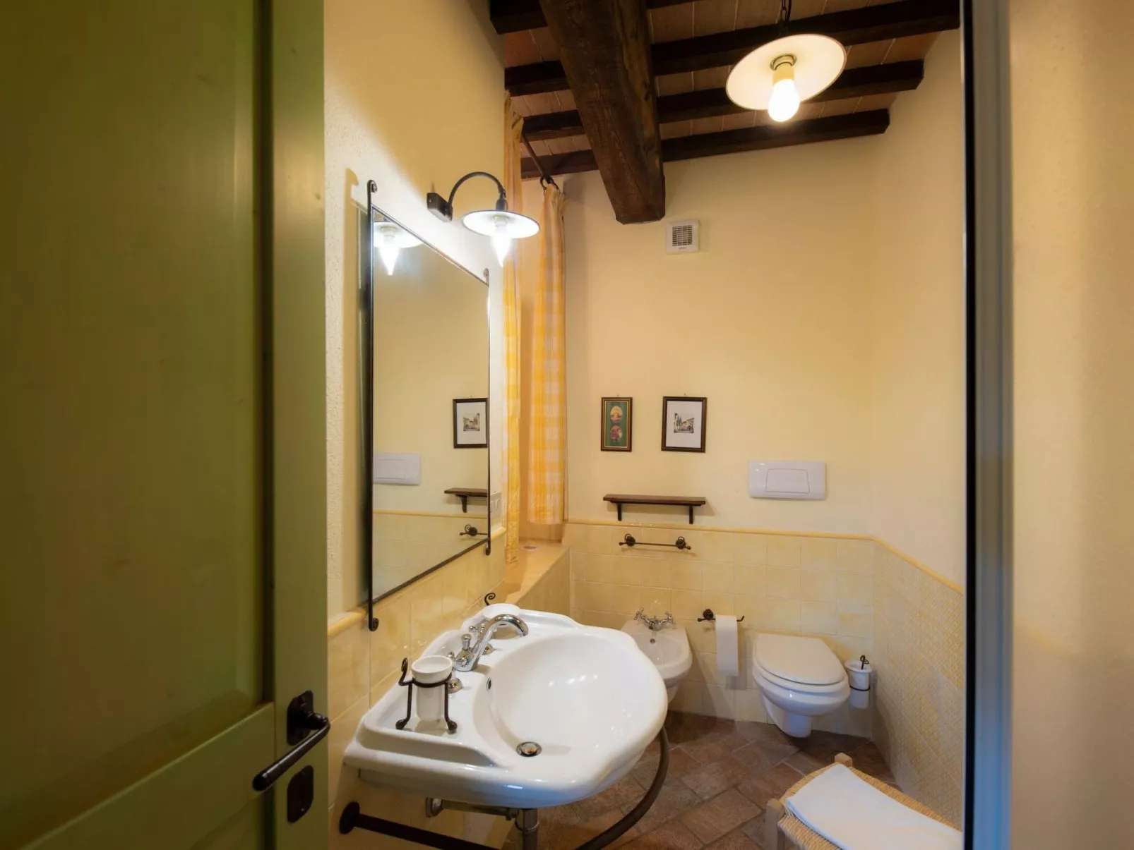 Gartenrotschwanzmascie-Drinnen