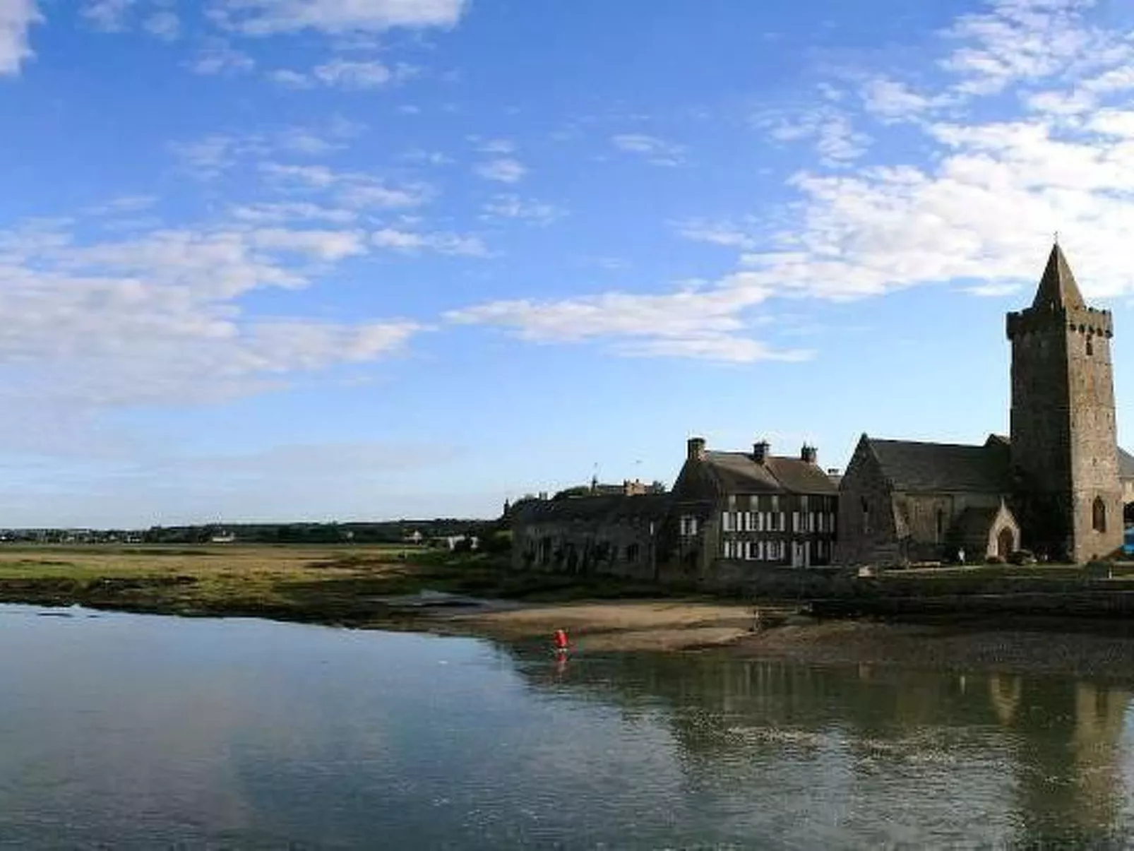 Charmantes Holzhaus in einer grünen Umgebung-Image-tags.info