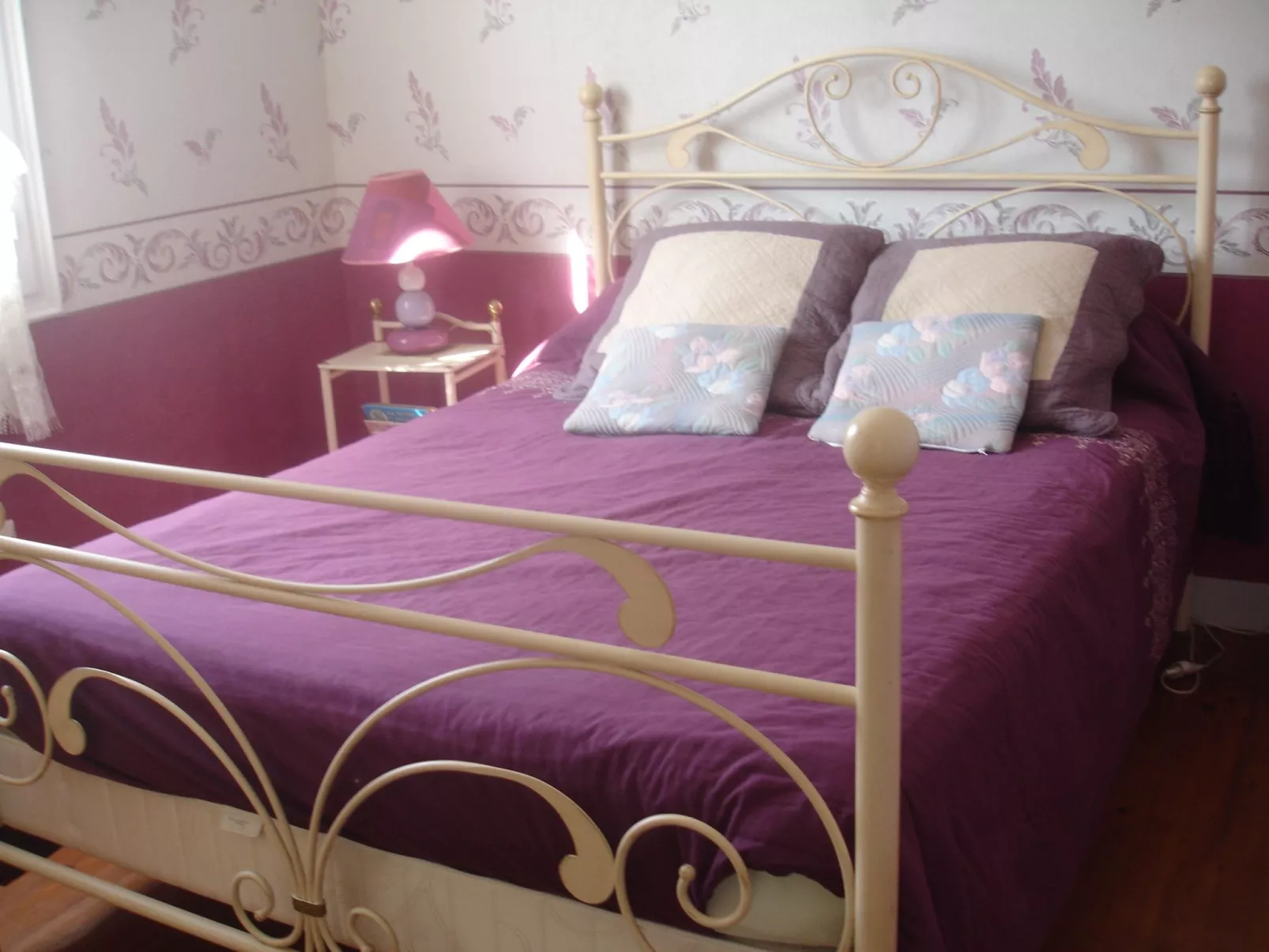 "Pavillon" mit eigenem Parkplatz-Drinnen