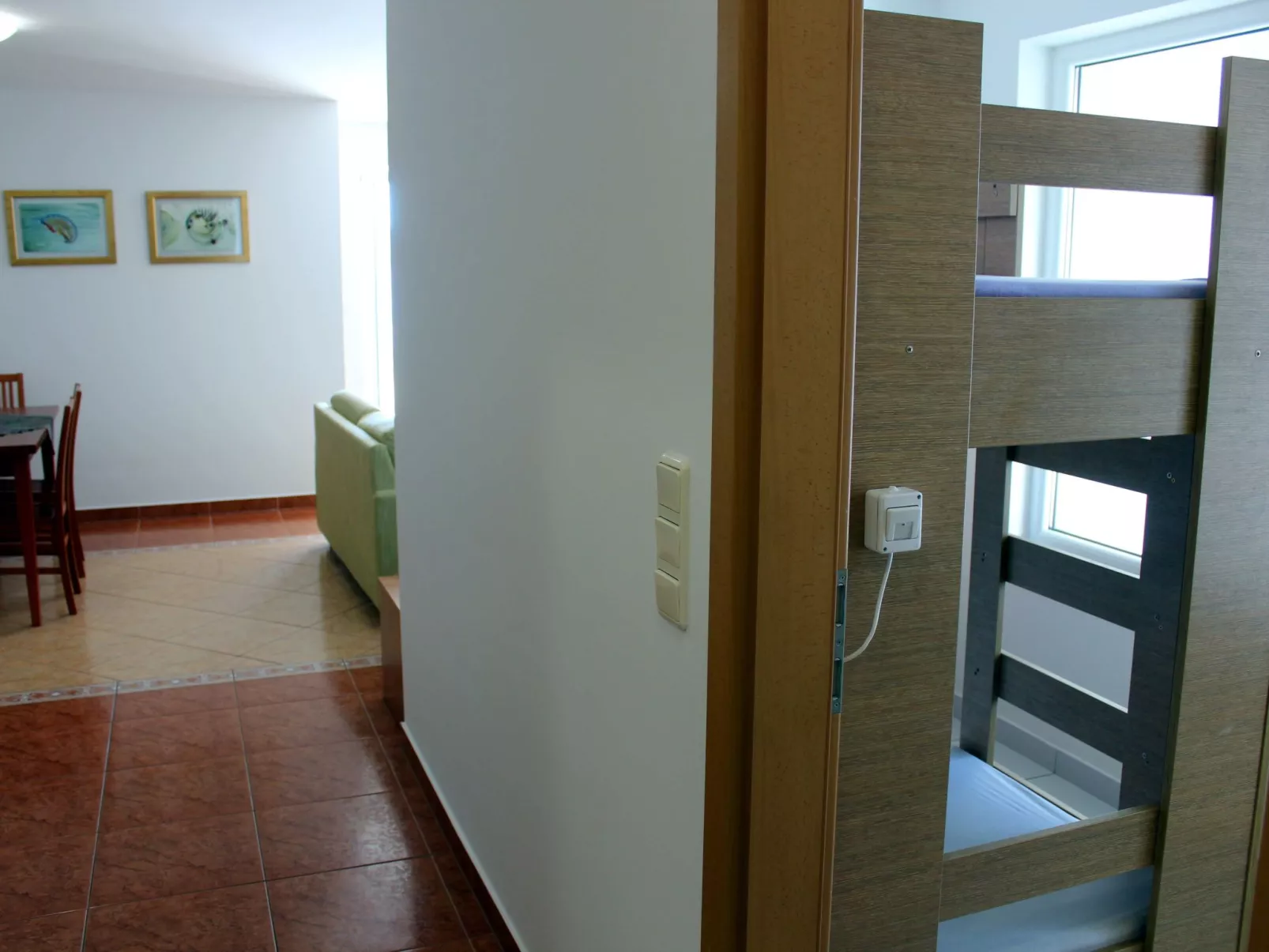 "Bribirska Obala" direkt am Strand-Drinnen