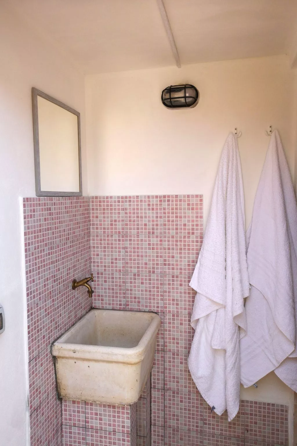 Helle mediterrane Villa mit Veranda und Garten-Inside