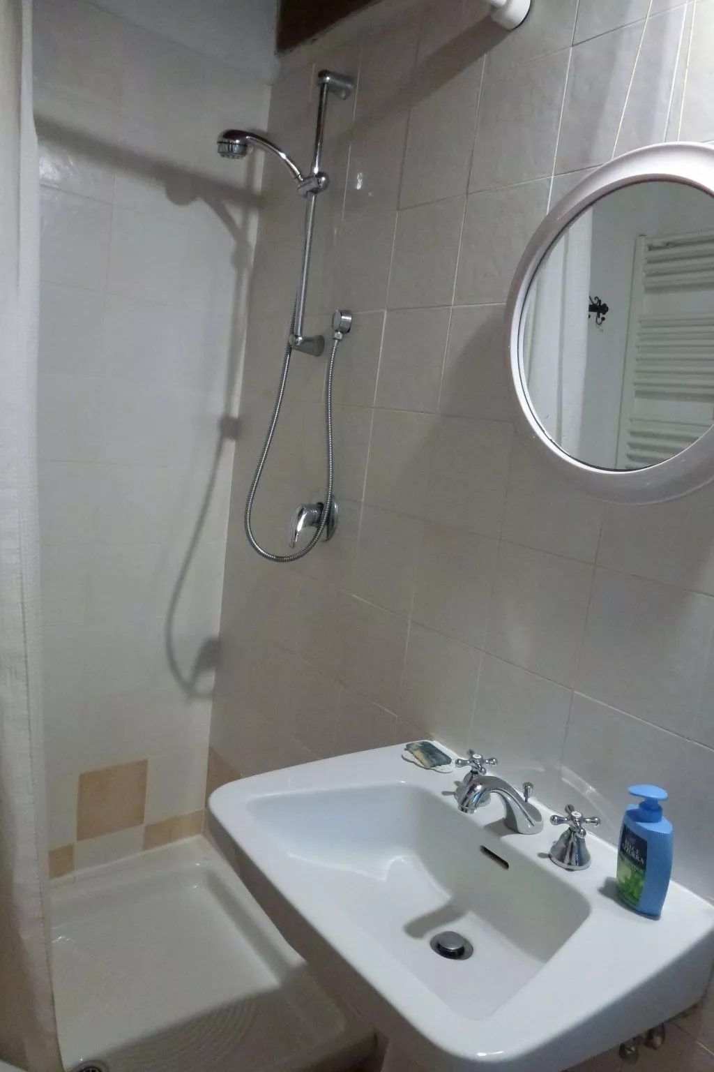 Mit Blick auf das Wasser-Dedans