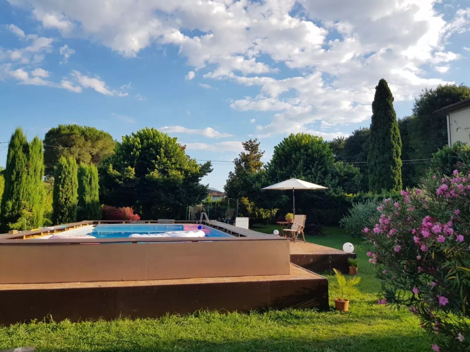 Unterkunft in einer Villa, Schwimmbad und großer Garten-Image-tags.info