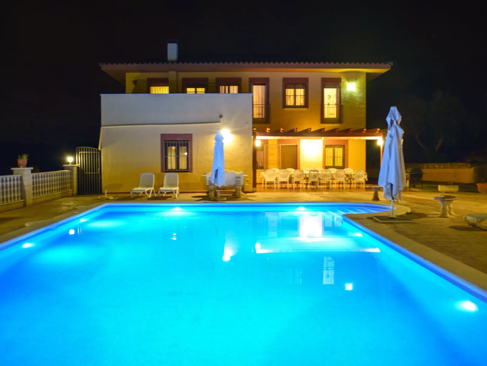 Großes Haus mit Schwimmbad und Barbecue-Draußen