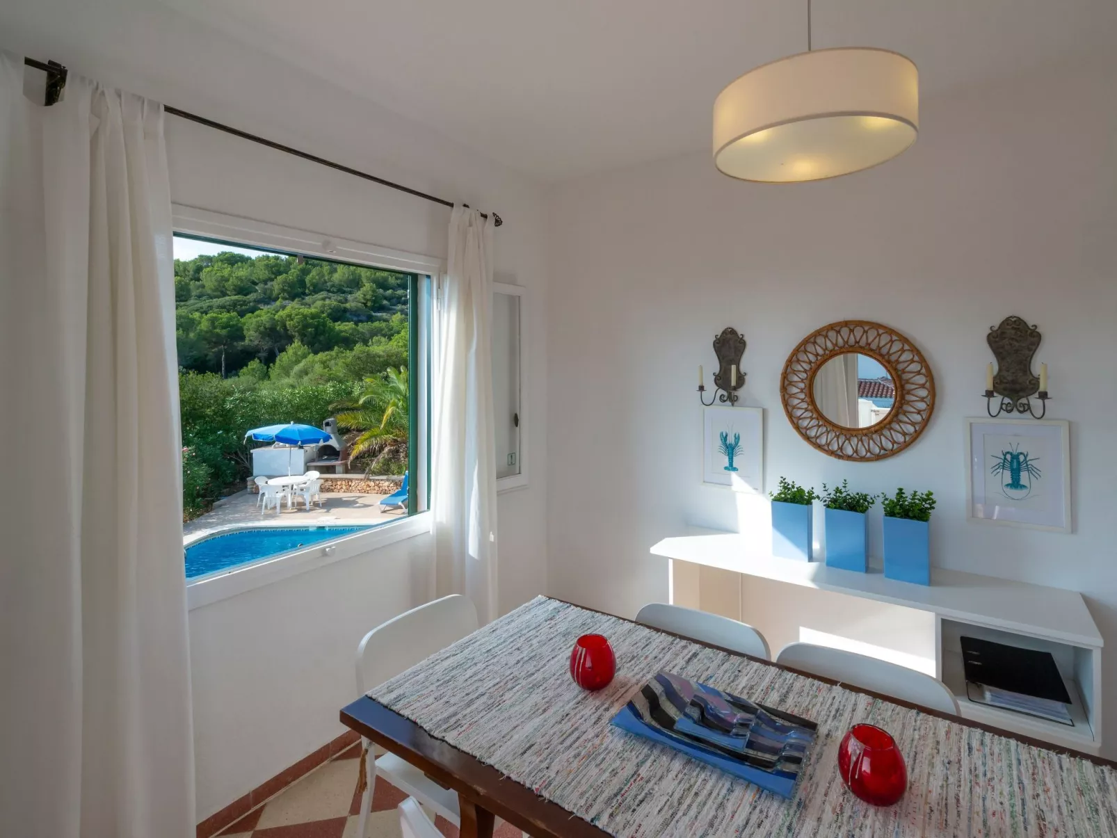 Moderne, frische Familienvilla Allondra-Inside