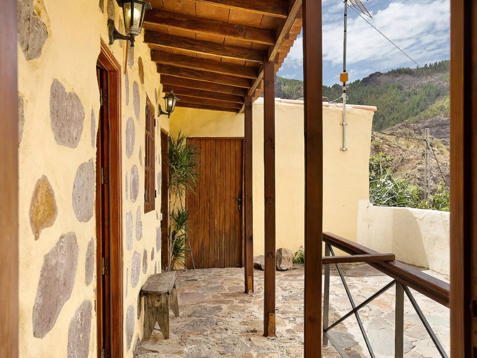 250 Jahre altes Steinhaus mit zwei Terrassen inmitten einer wunderbaren Naturla-Outside