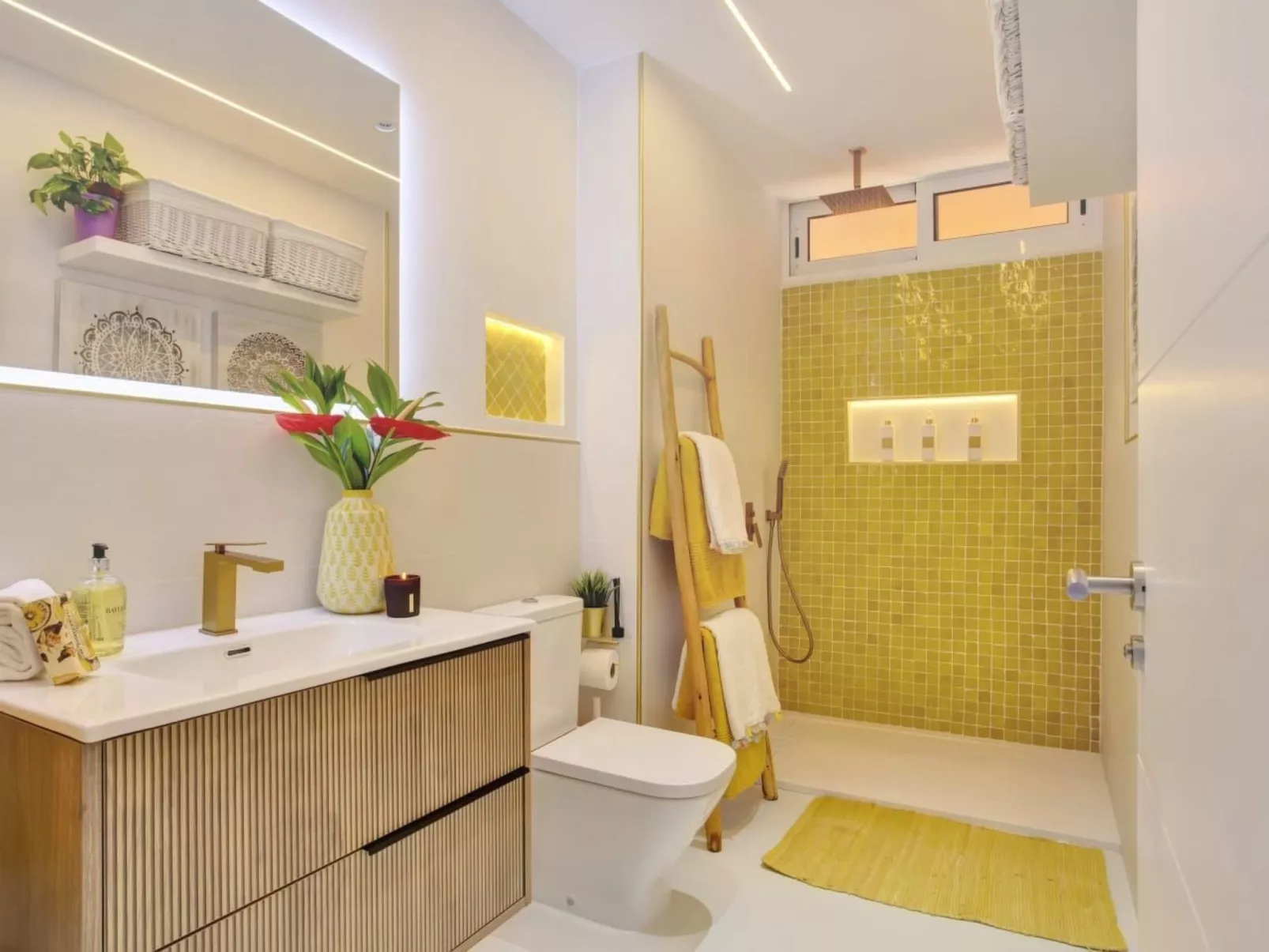 Luxuriöser Rückzugsort mit direktem Meerzugang und Pool-Inside