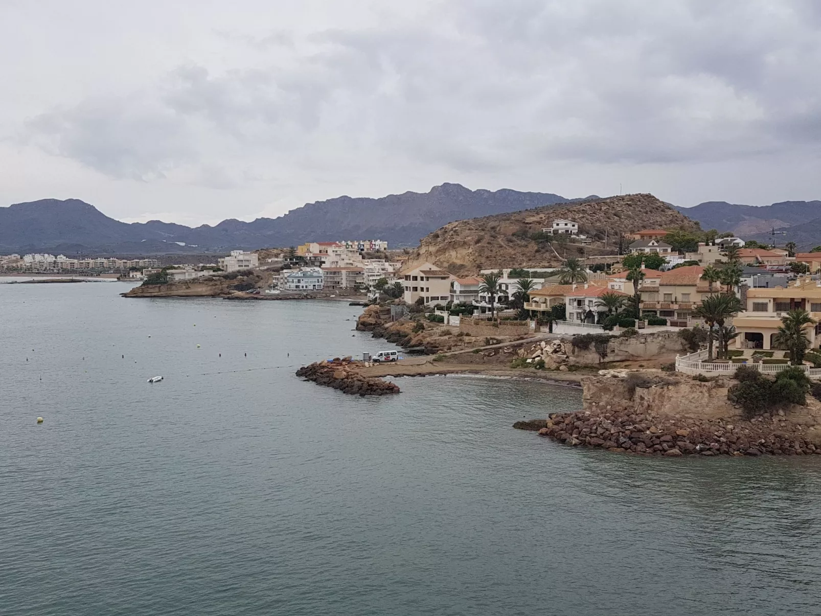 La Invincible Terreros in der 1. Reihe des Strandes-Outside