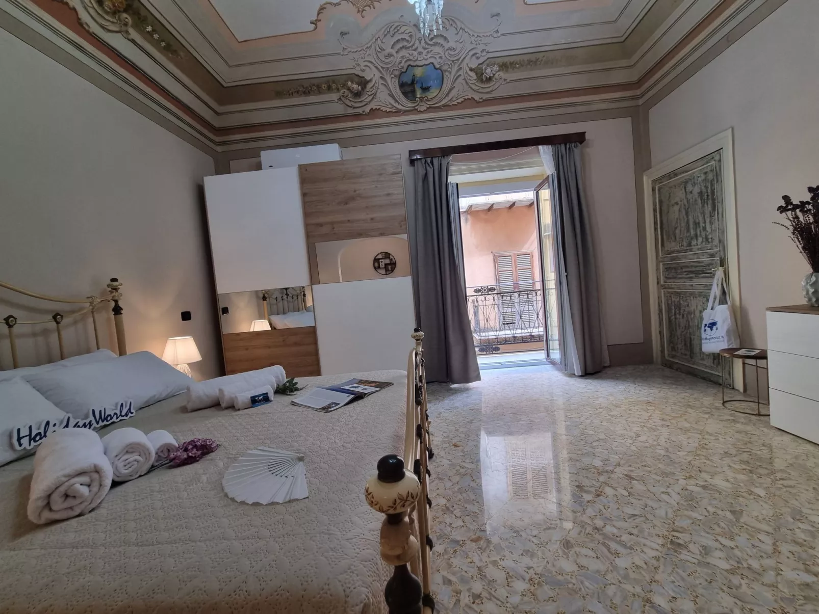 Donna Elisa von Holiday World