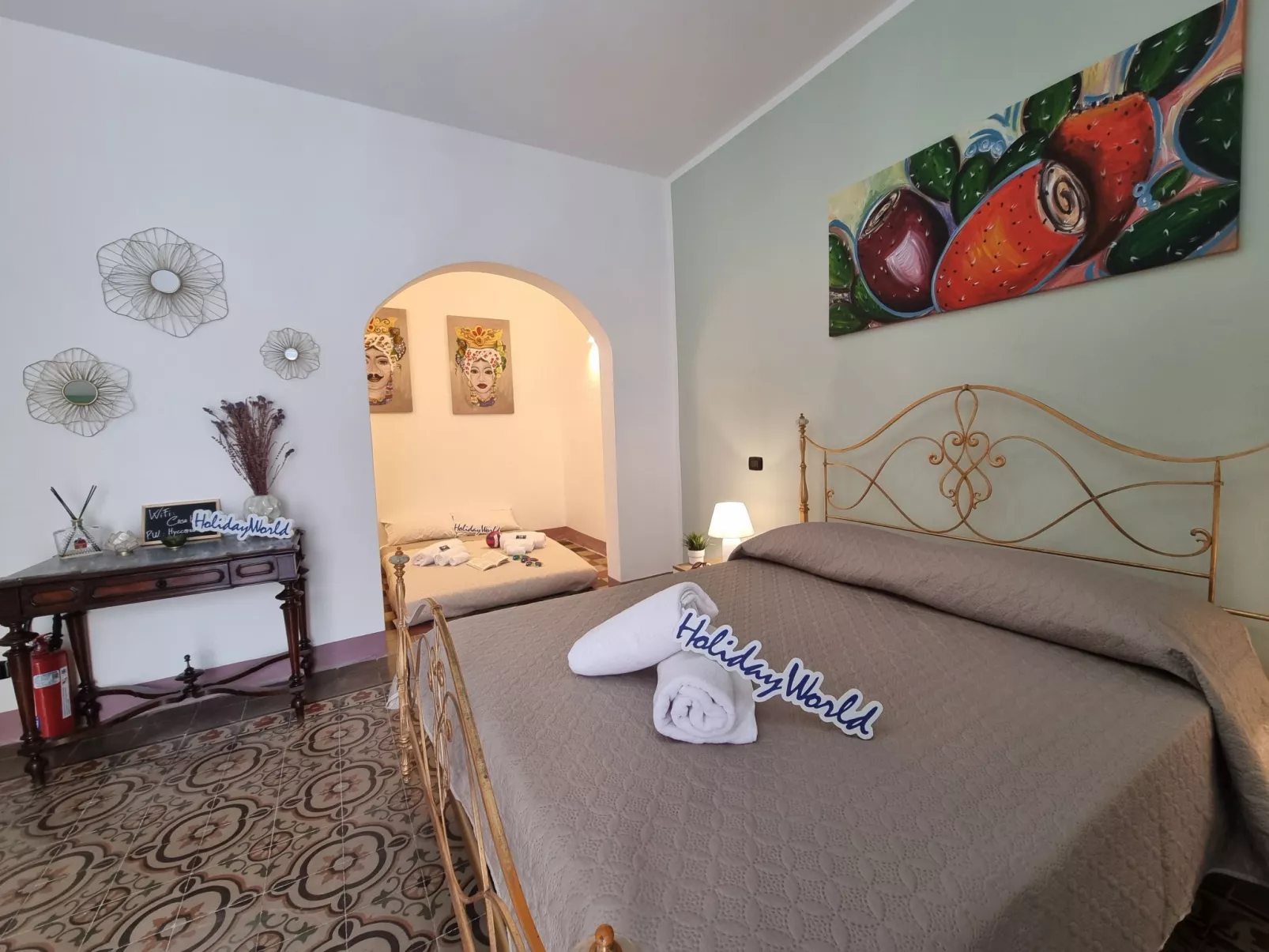 Donna Emma von Holiday World-Inside