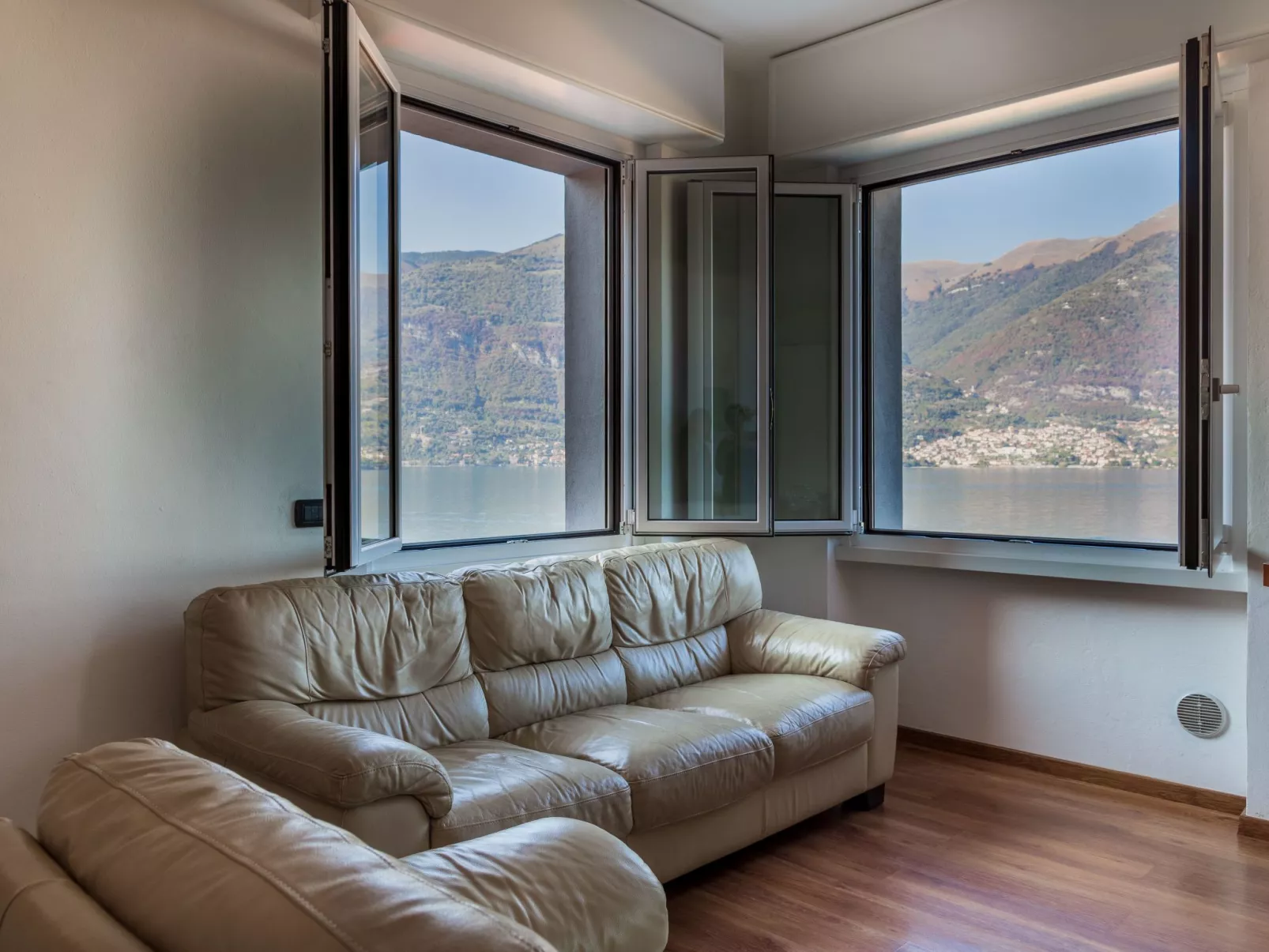 Mit Blick auf den Comer See-Dedans