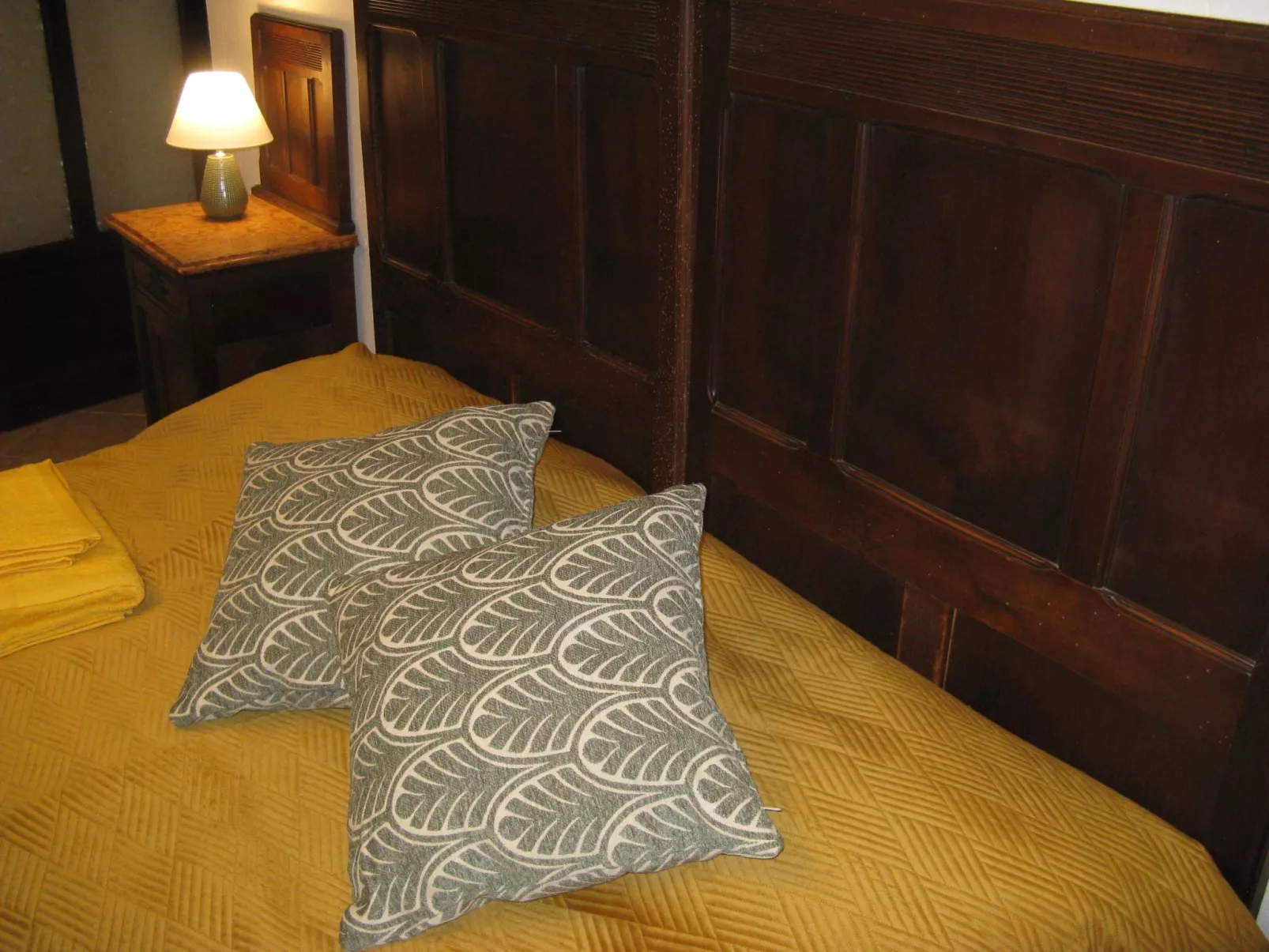 Typisches Bauernhaus mit holzbefeuertem Kamin-Dedans